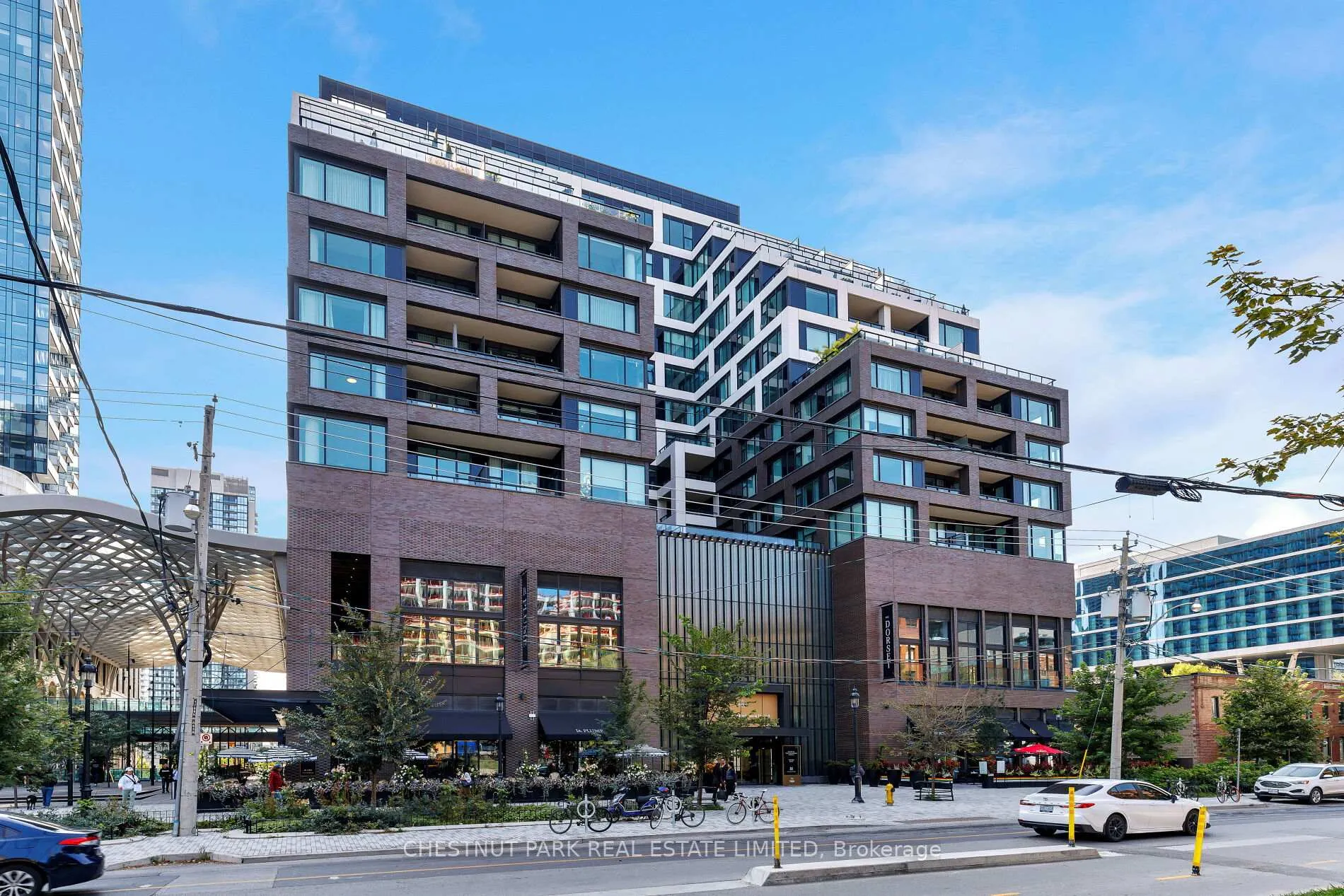 Front of Unit 907, 455 Wellington Street W