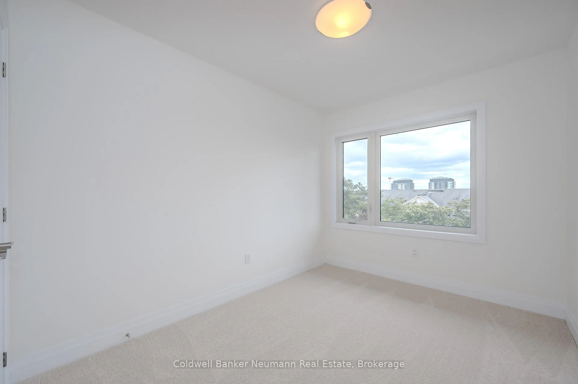 Photo 5 of 40 Lily Lane, Guelph, Clairfields/Hanlon Business Park — HOMEH