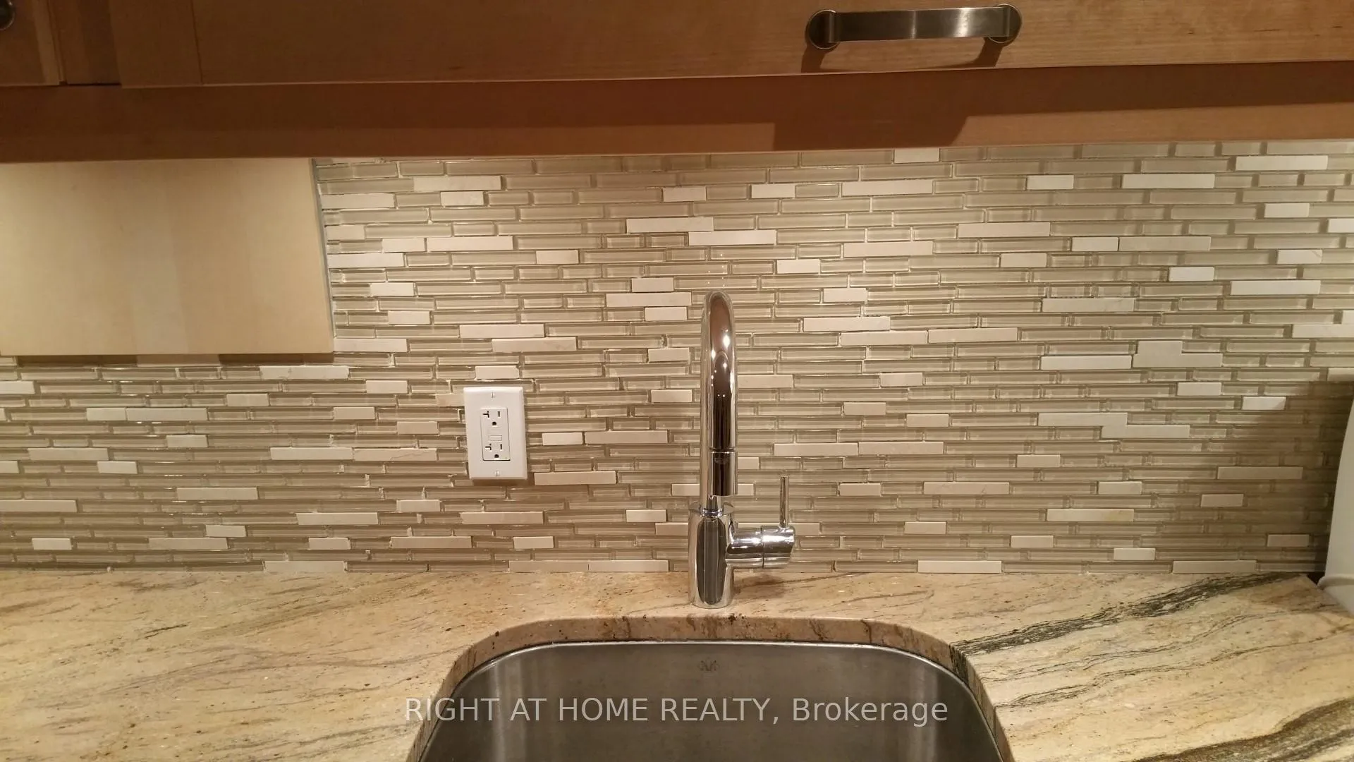 Photo 14 of Unit #B, 142 Windhurst Drive, Ottawa, Barrhaven East — HOMEH