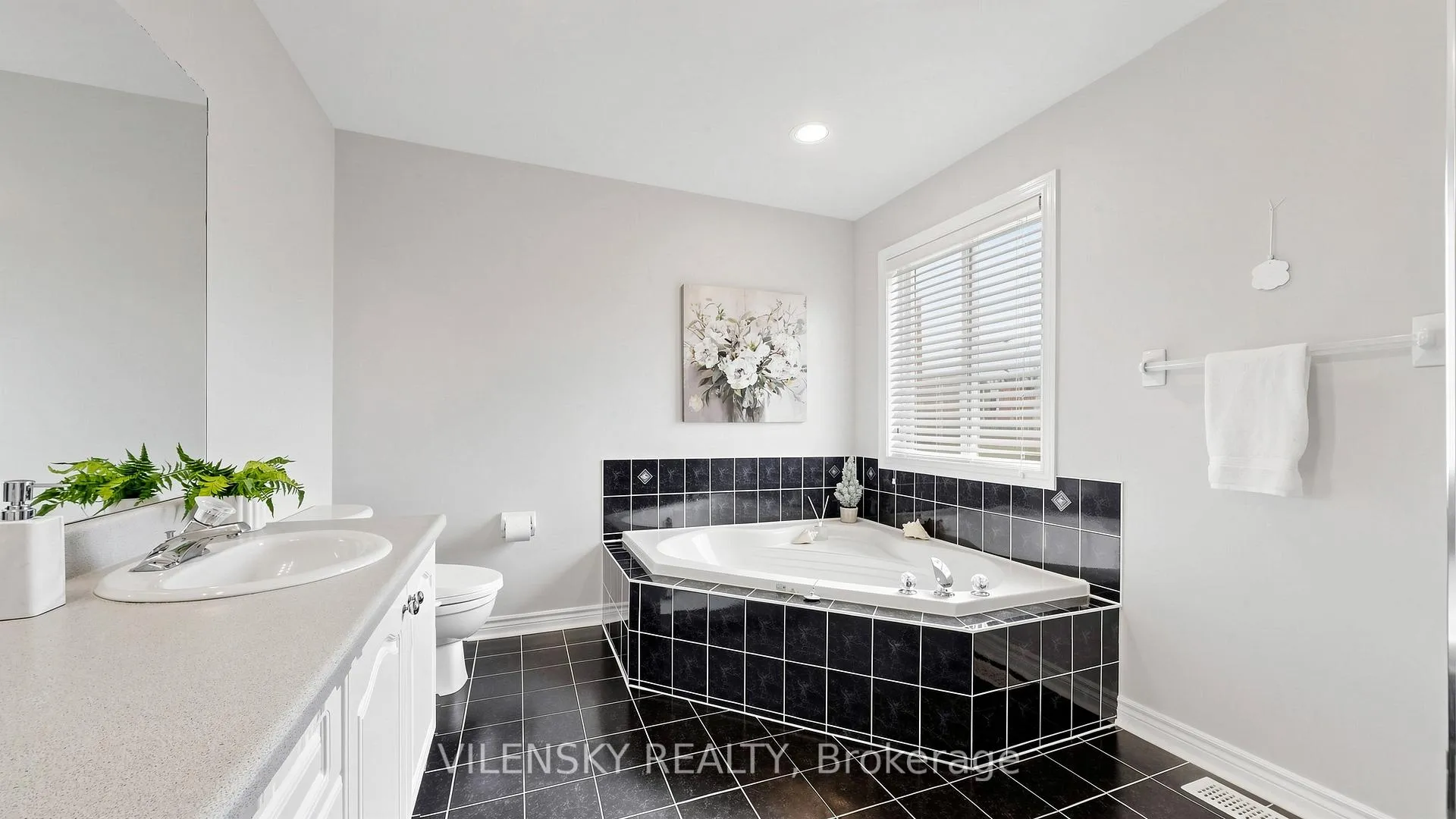 Photo 20 of 96 Sawmill Valley Drive, Newmarket, Summerhill Estates — HOMEH