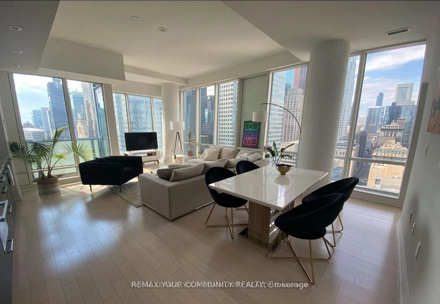 Photo 6 of Unit 2805, 8 The Esplanade, Toronto, Waterfront Communities — HOMEH