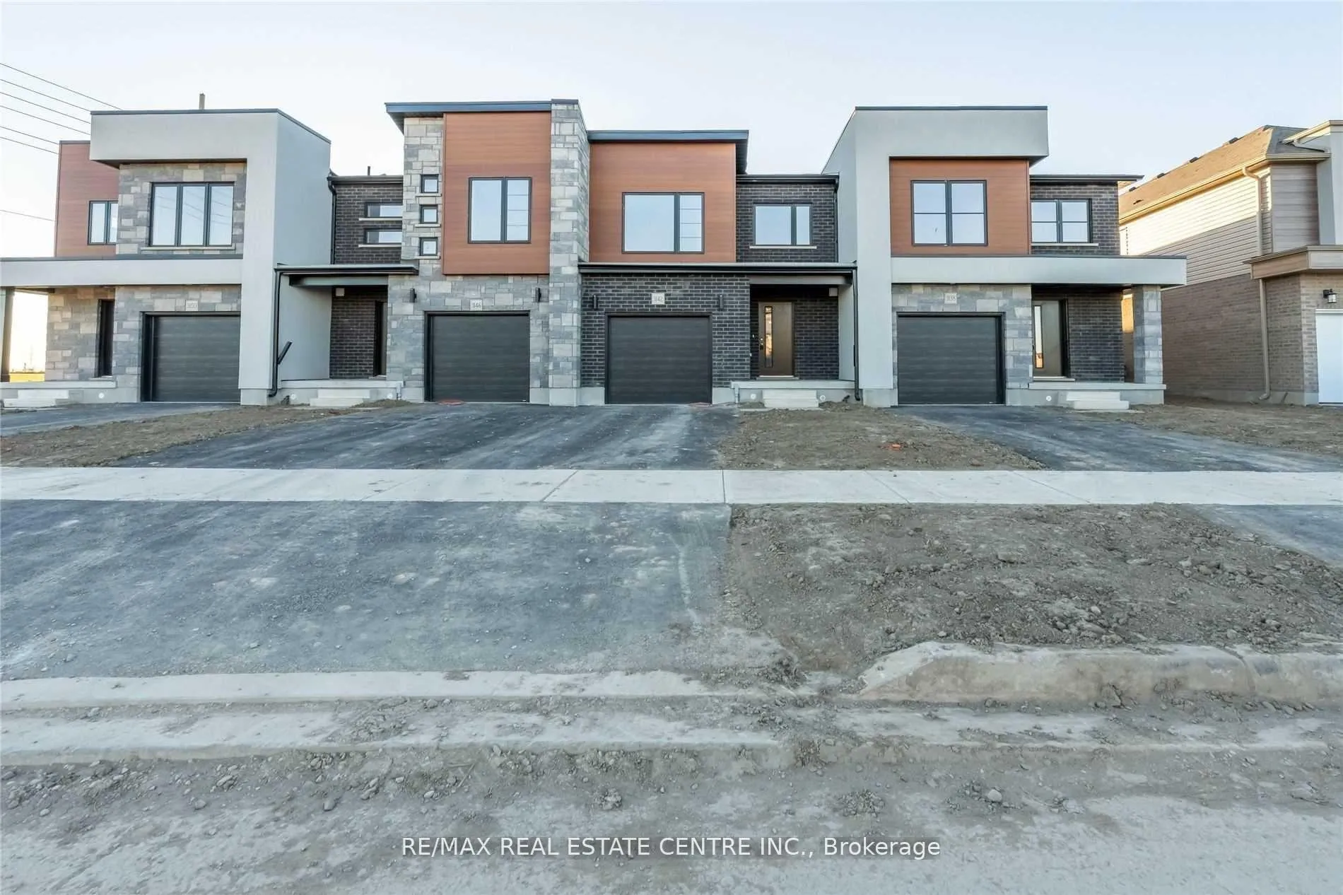 Photo 1 of 3142 Turner Crescent, London, South U — HOMEH