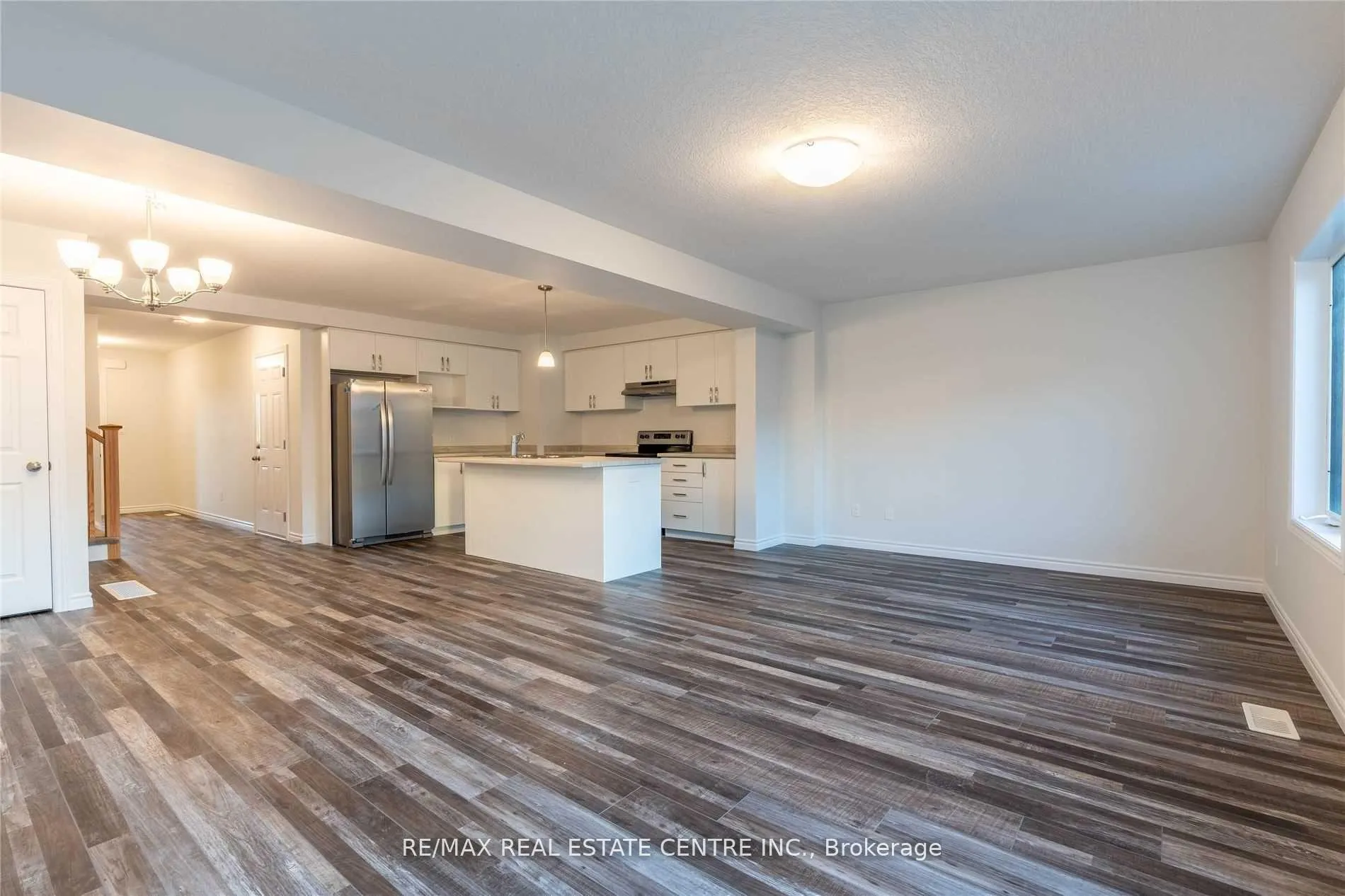 Photo 2 of 3142 Turner Crescent, London, South U — HOMEH