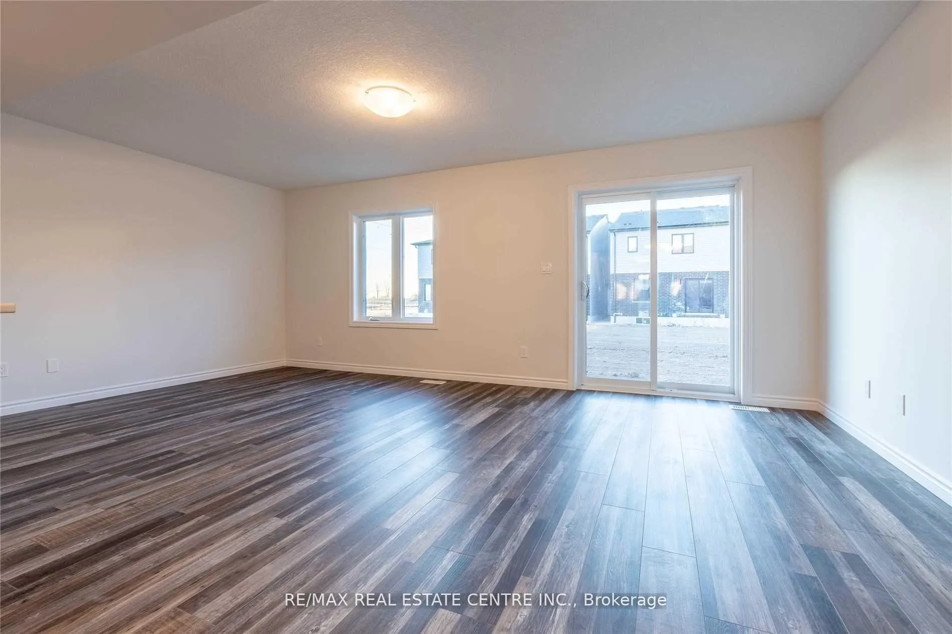 Photo 3 of 3142 Turner Crescent, London, South U — HOMEH