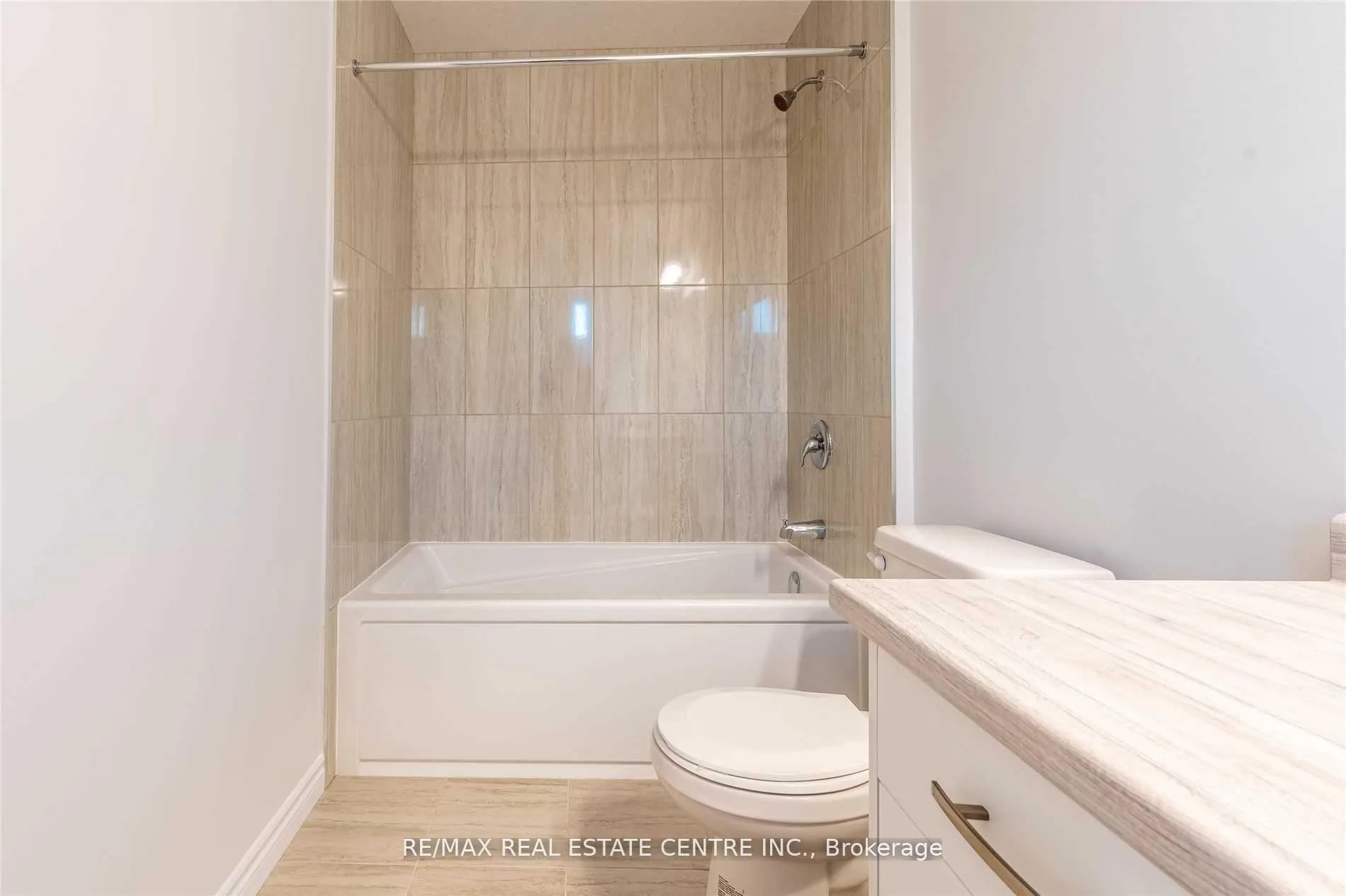 Photo 4 of 3142 Turner Crescent, London, South U — HOMEH