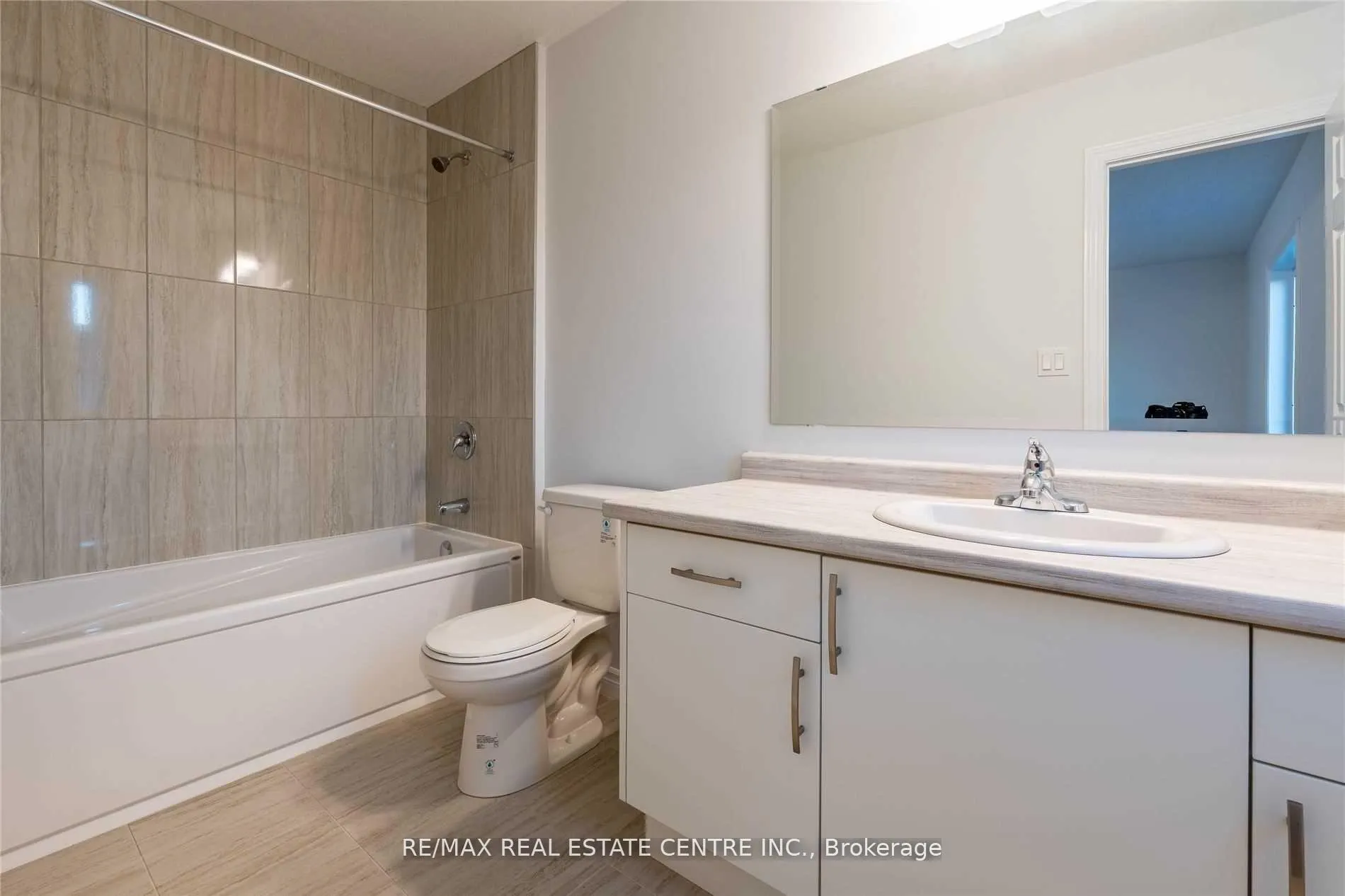Photo 5 of 3142 Turner Crescent, London, South U — HOMEH
