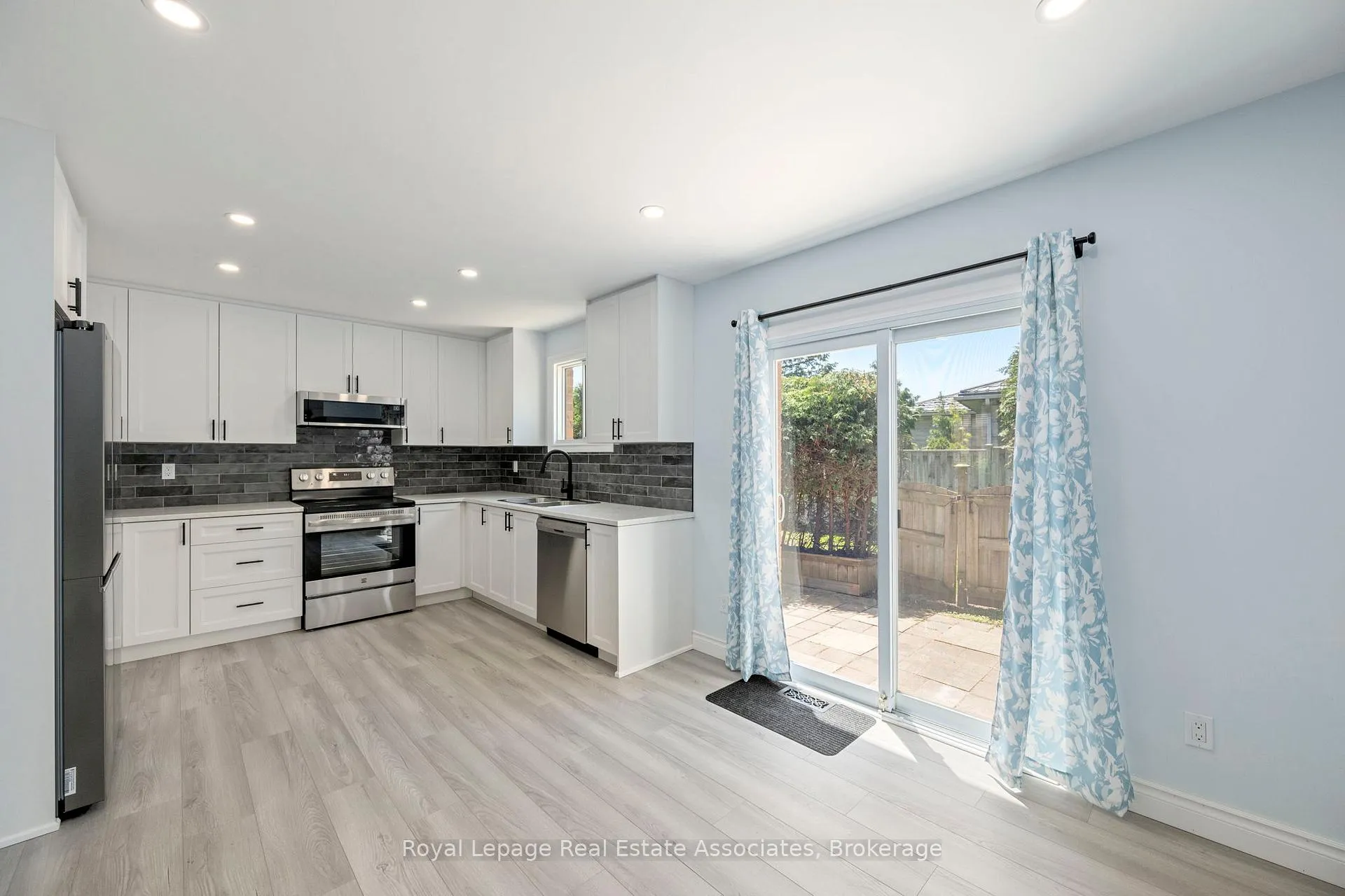 Photo 12 of 160 Conway Drive, London, South X — HOMEH