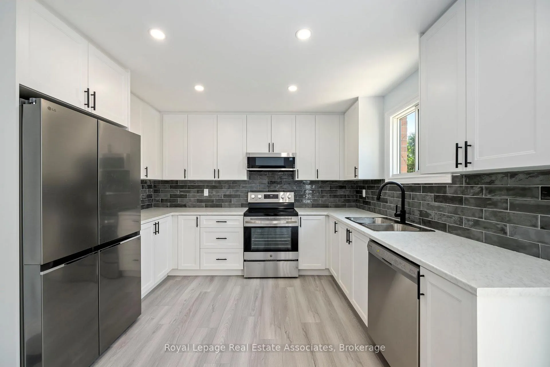 Photo 13 of 160 Conway Drive, London, South X — HOMEH