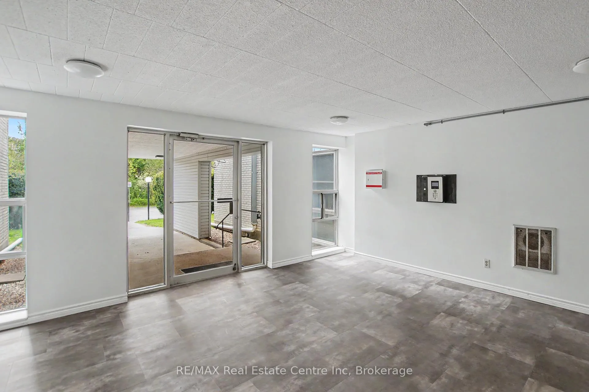 Photo 2 of Unit 412, 105 Conroy Crescent, Guelph, Dovercliffe Park/Old University — HOMEH