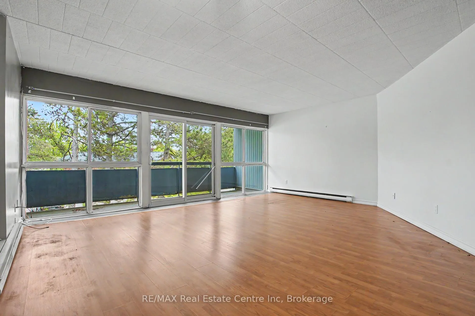 Photo 4 of Unit 412, 105 Conroy Crescent, Guelph, Dovercliffe Park/Old University — HOMEH
