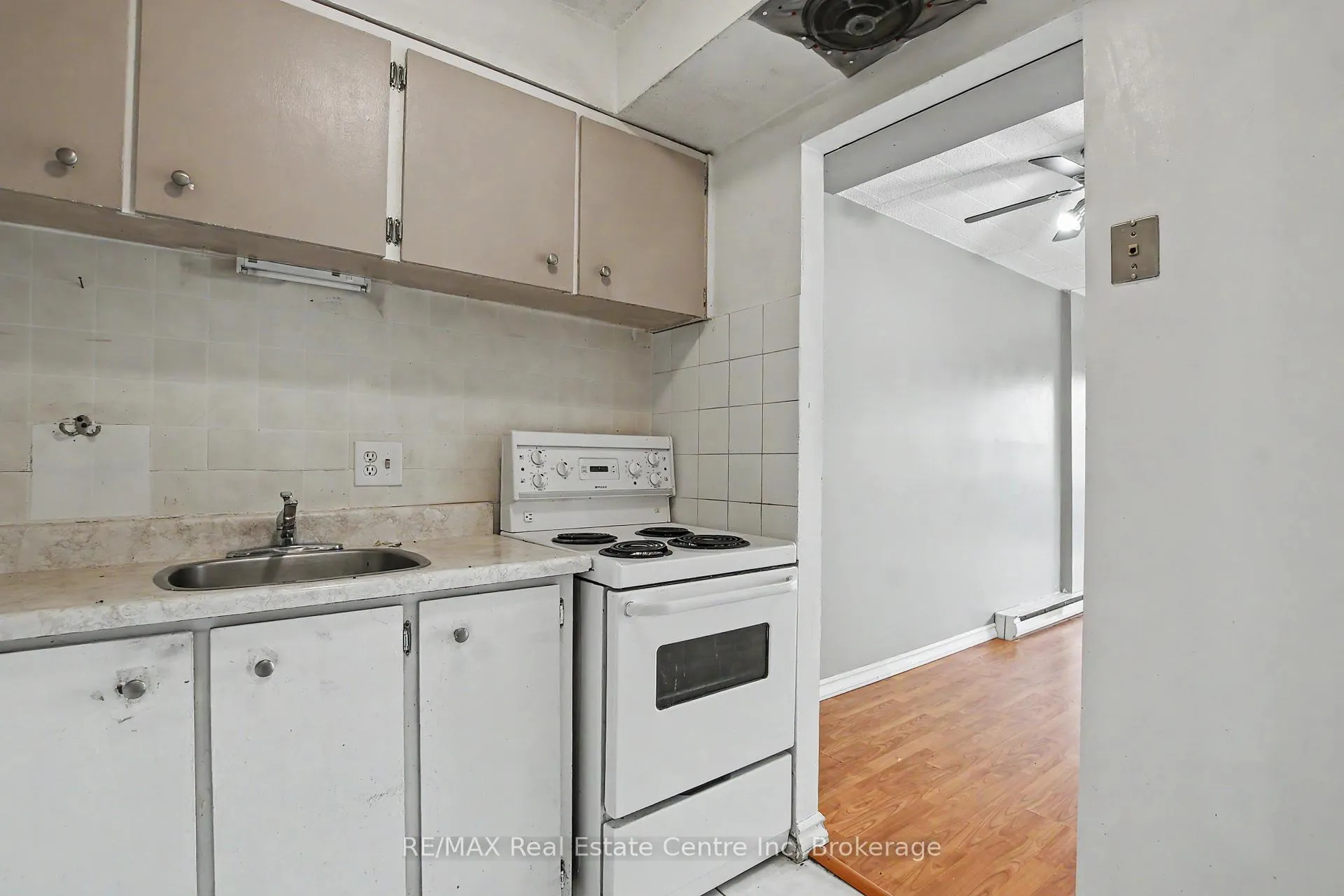 Photo 6 of Unit 412, 105 Conroy Crescent, Guelph, Dovercliffe Park/Old University — HOMEH