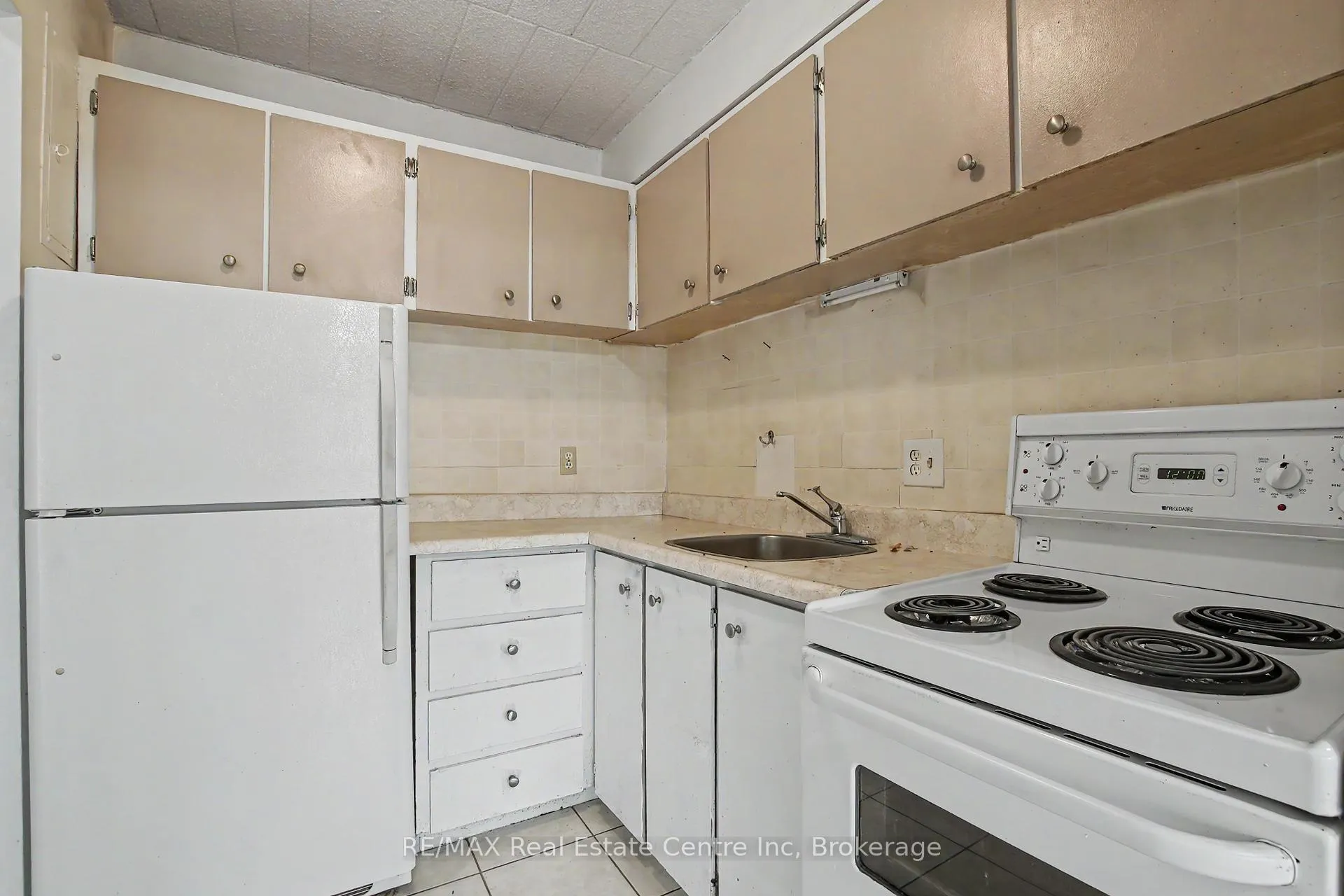 Photo 7 of Unit 412, 105 Conroy Crescent, Guelph, Dovercliffe Park/Old University — HOMEH