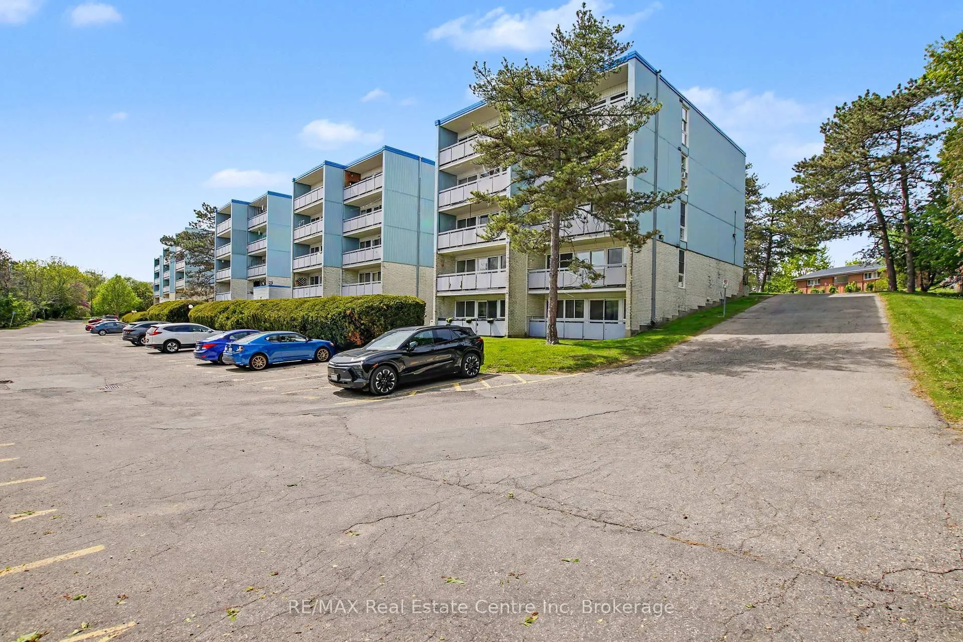Photo 14 of Unit 412, 105 Conroy Crescent, Guelph, Dovercliffe Park/Old University — HOMEH