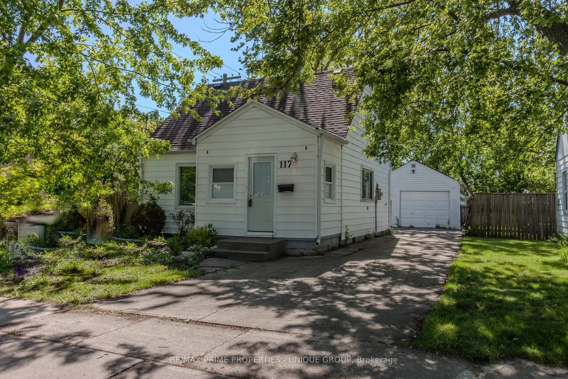 Photo 1 of 117 Walnut Avenue S, Sarnia — HOMEH