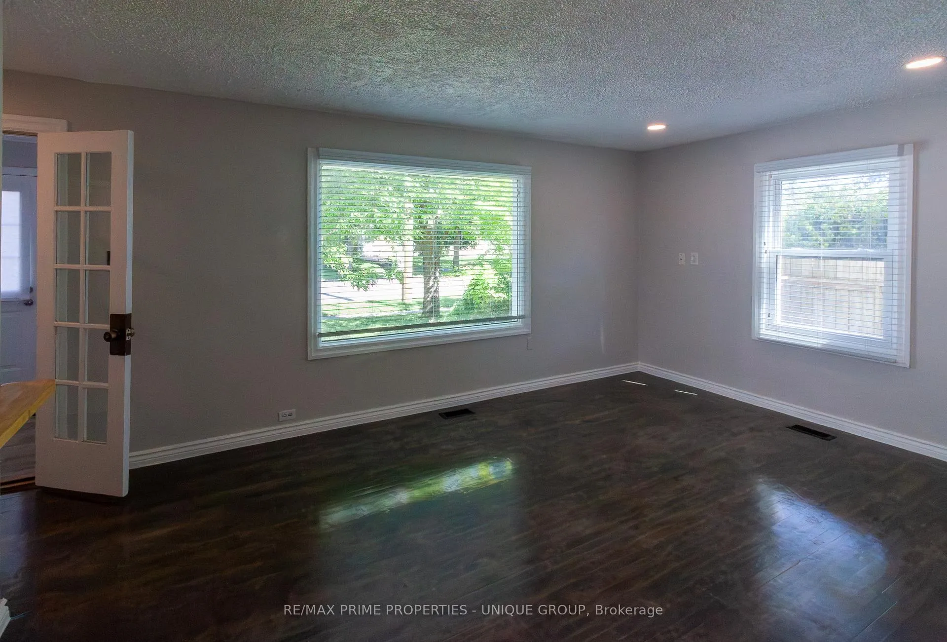 Photo 2 of 117 Walnut Avenue S, Sarnia — HOMEH