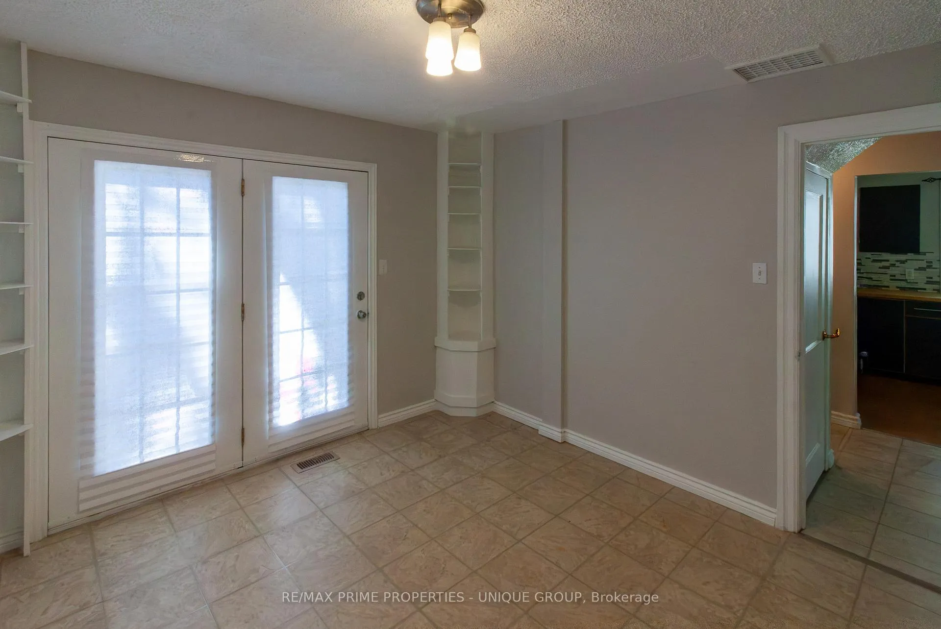 Photo 3 of 117 Walnut Avenue S, Sarnia — HOMEH