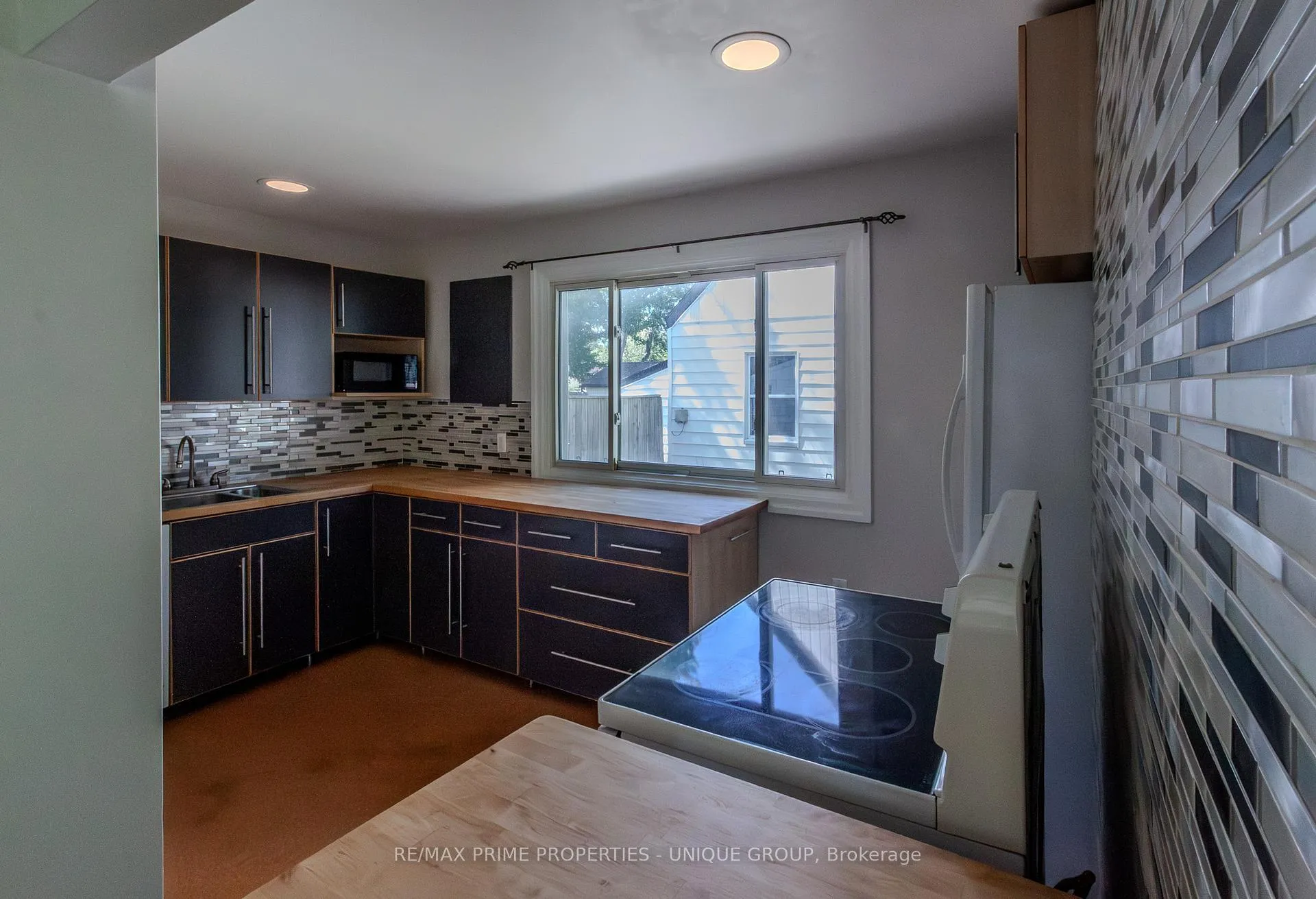 Photo 4 of 117 Walnut Avenue S, Sarnia — HOMEH