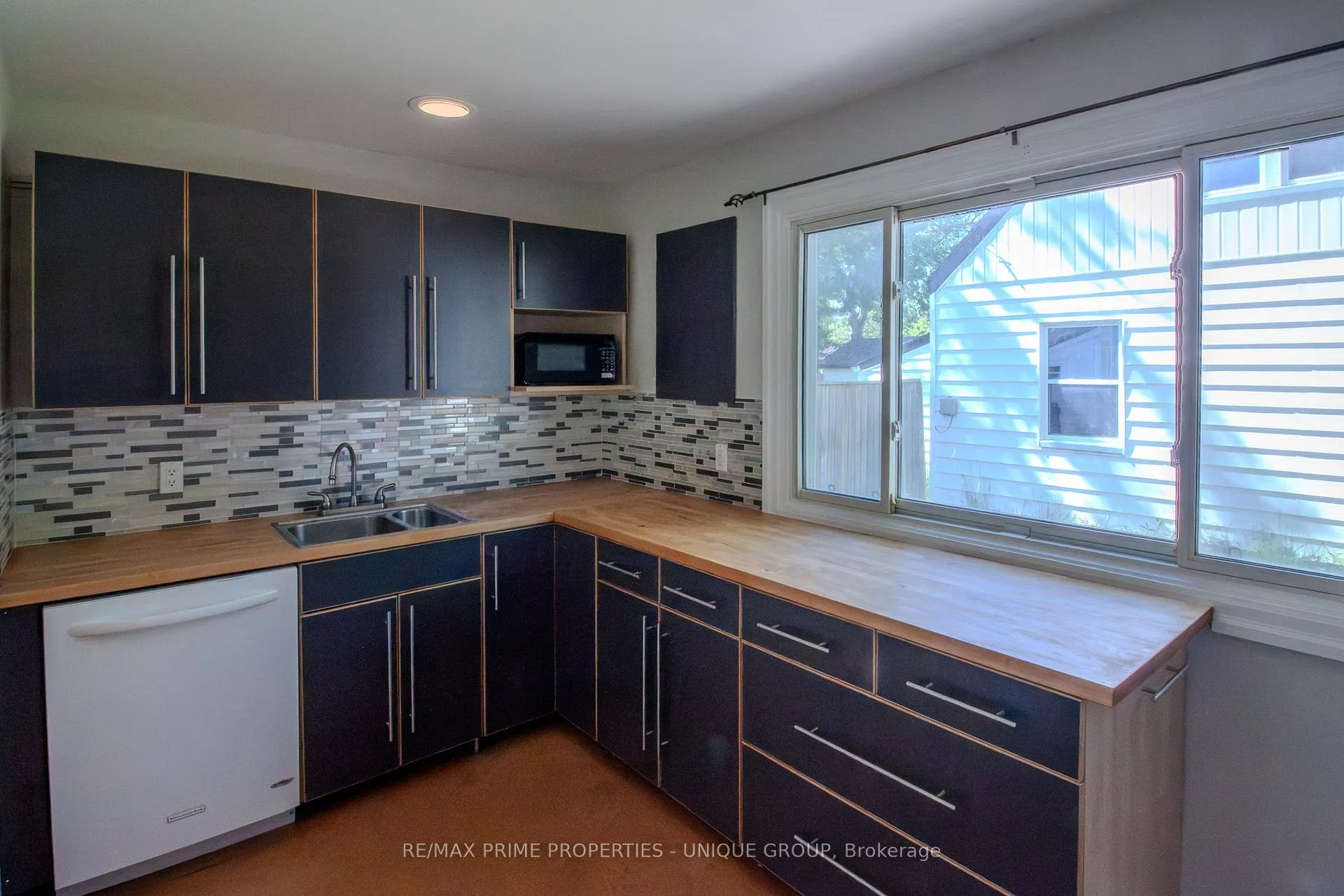 Photo 5 of 117 Walnut Avenue S, Sarnia — HOMEH