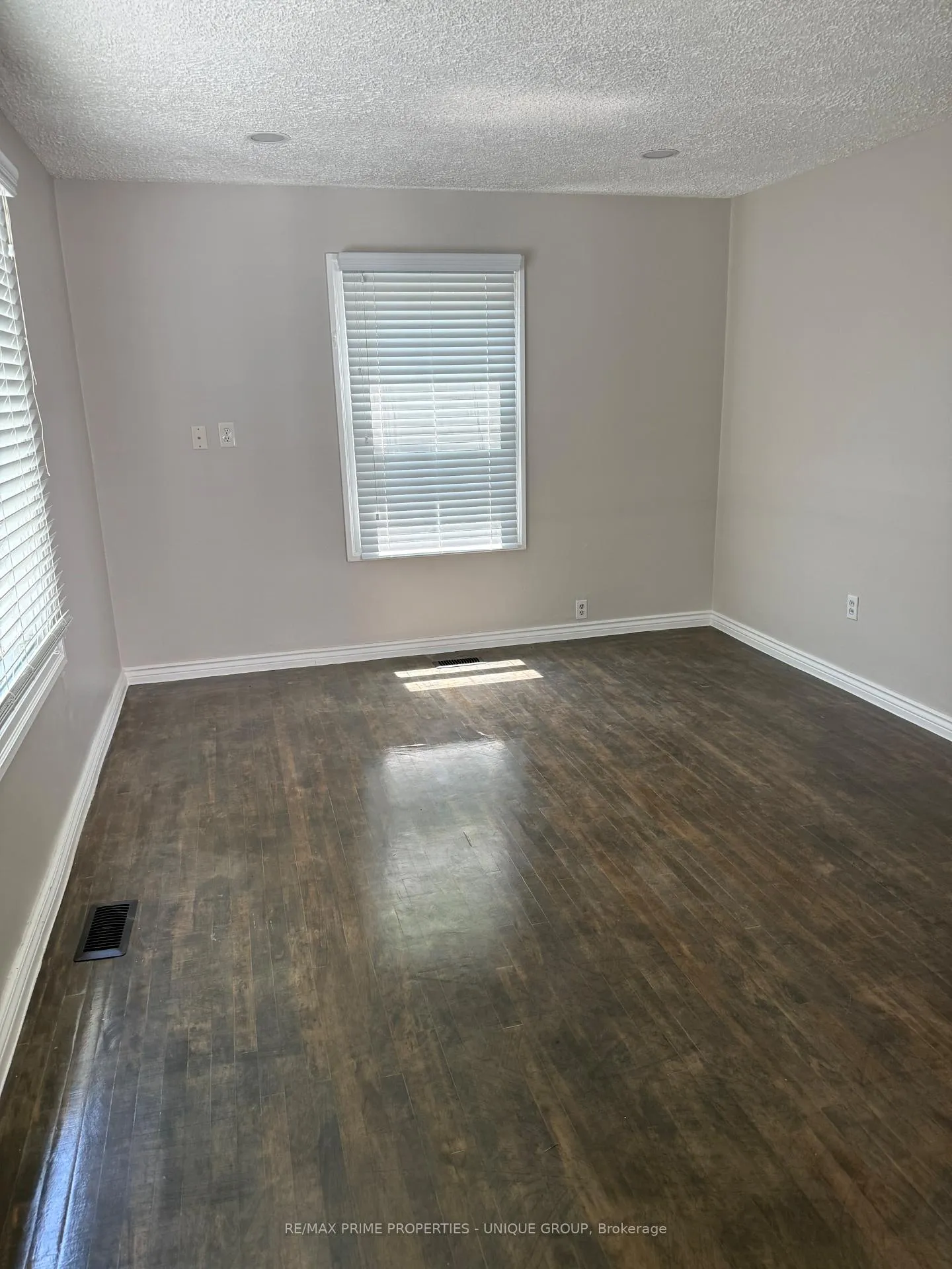 Photo 10 of 117 Walnut Avenue S, Sarnia — HOMEH