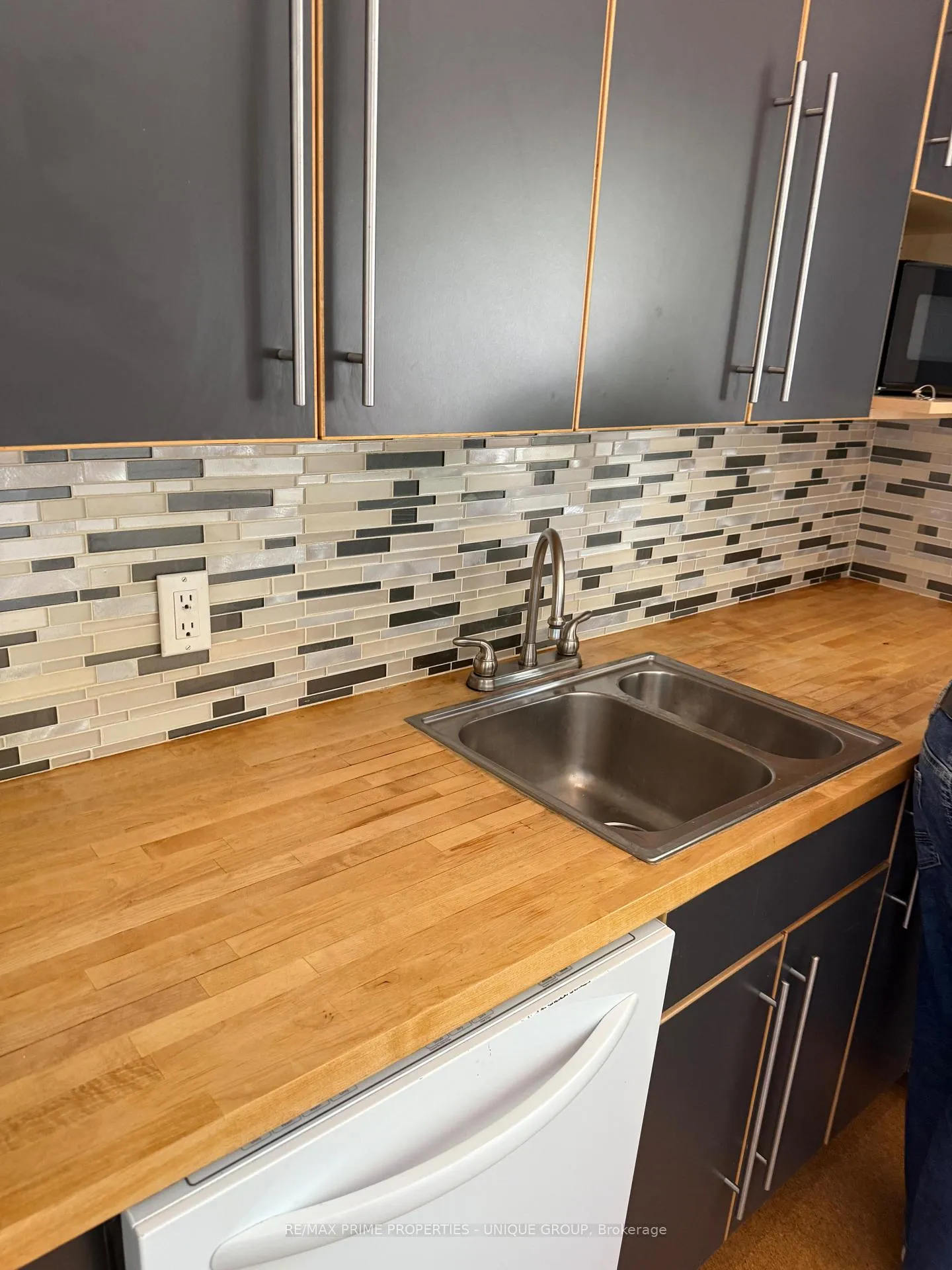 Photo 13 of 117 Walnut Avenue S, Sarnia — HOMEH