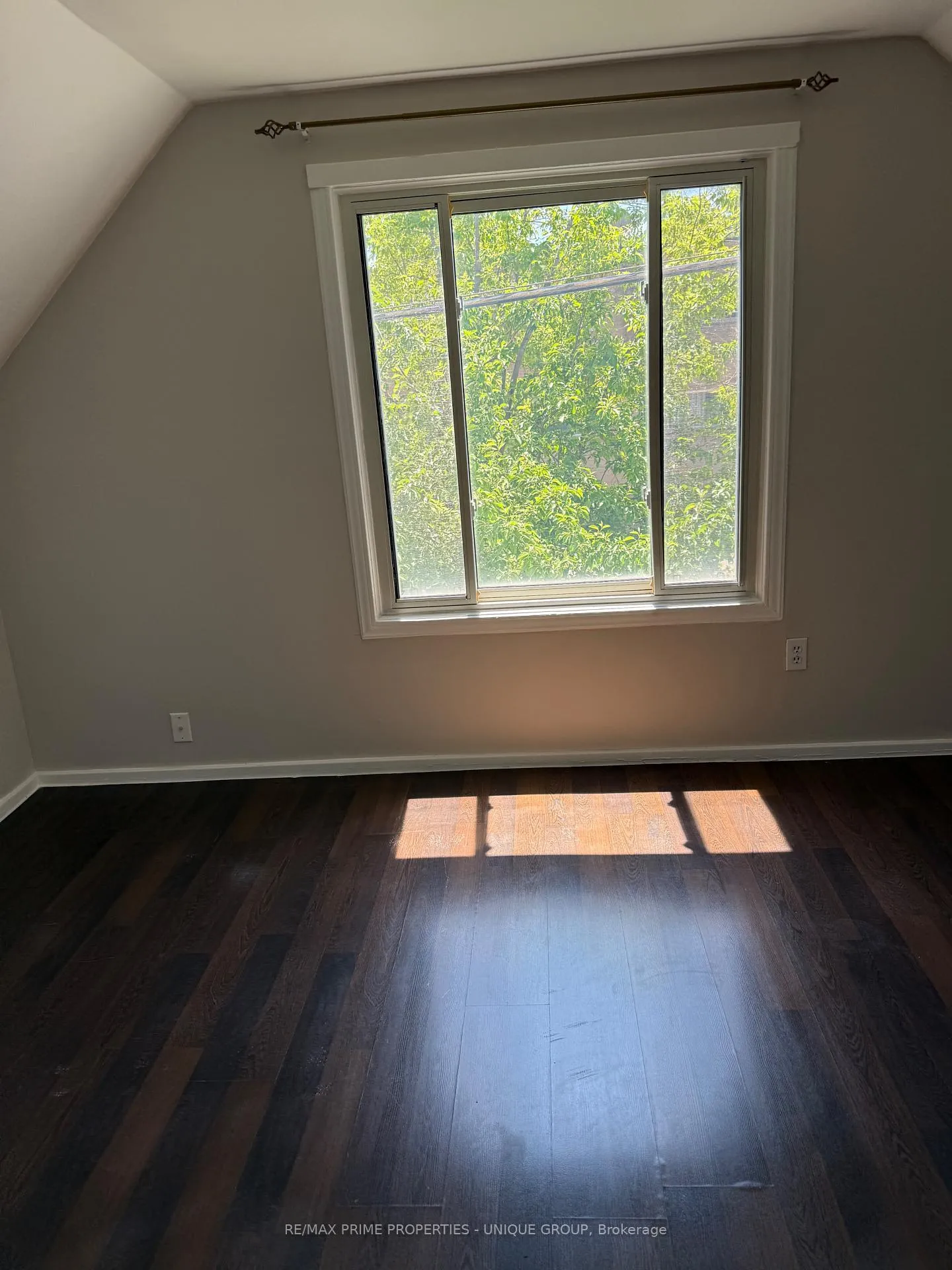 Photo 15 of 117 Walnut Avenue S, Sarnia — HOMEH