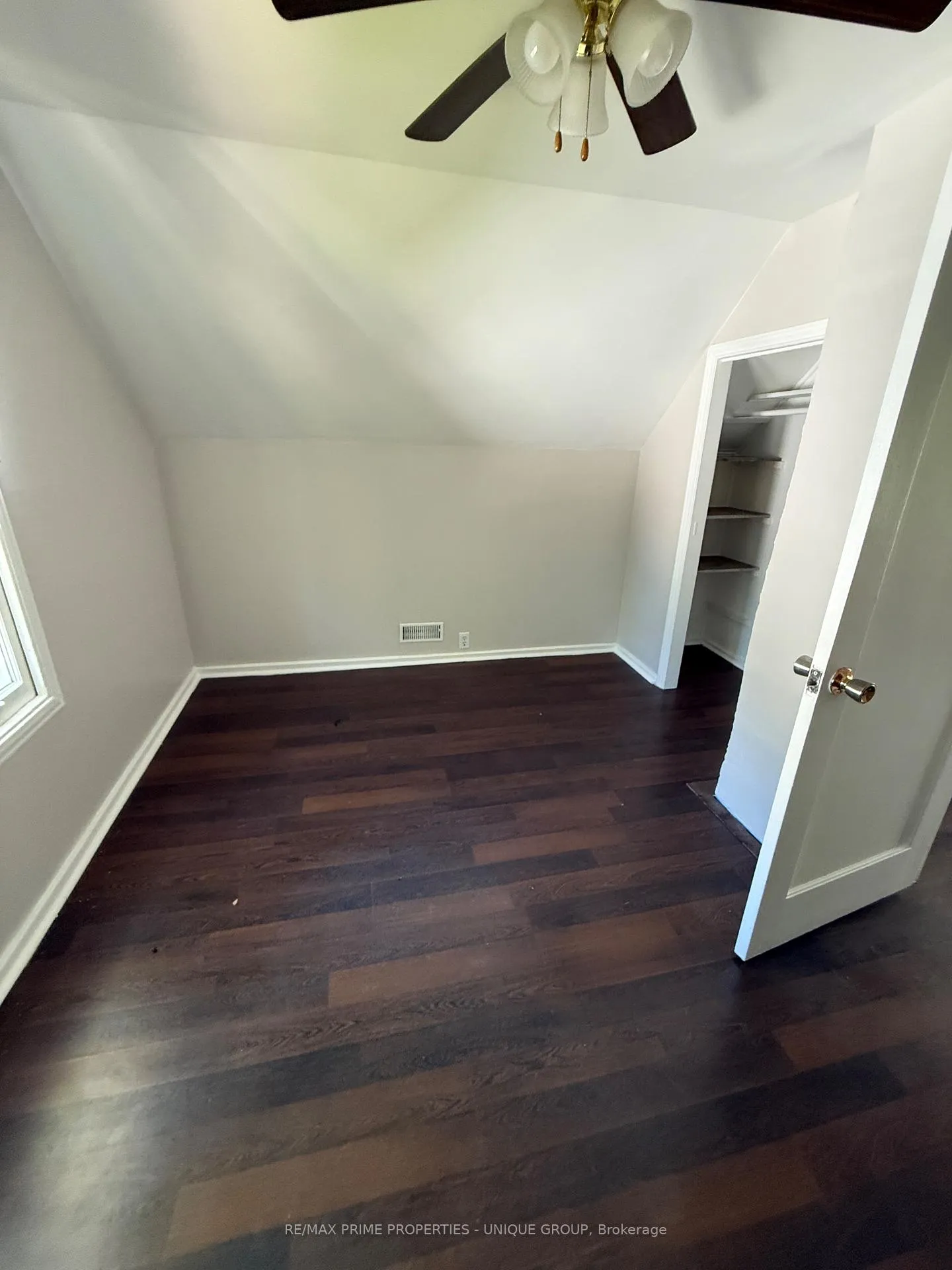 Photo 16 of 117 Walnut Avenue S, Sarnia — HOMEH