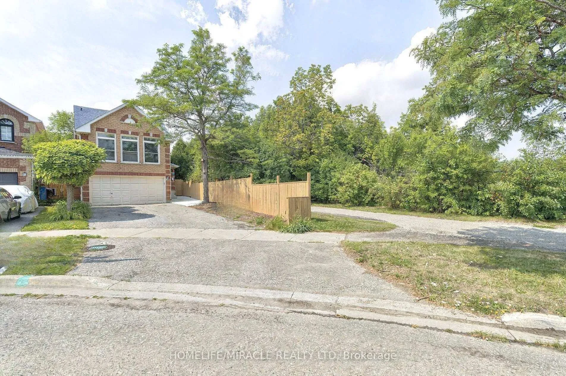 Photo 2 of 45 Sunley Crescent, Brampton, Fletcher's West — HOMEH