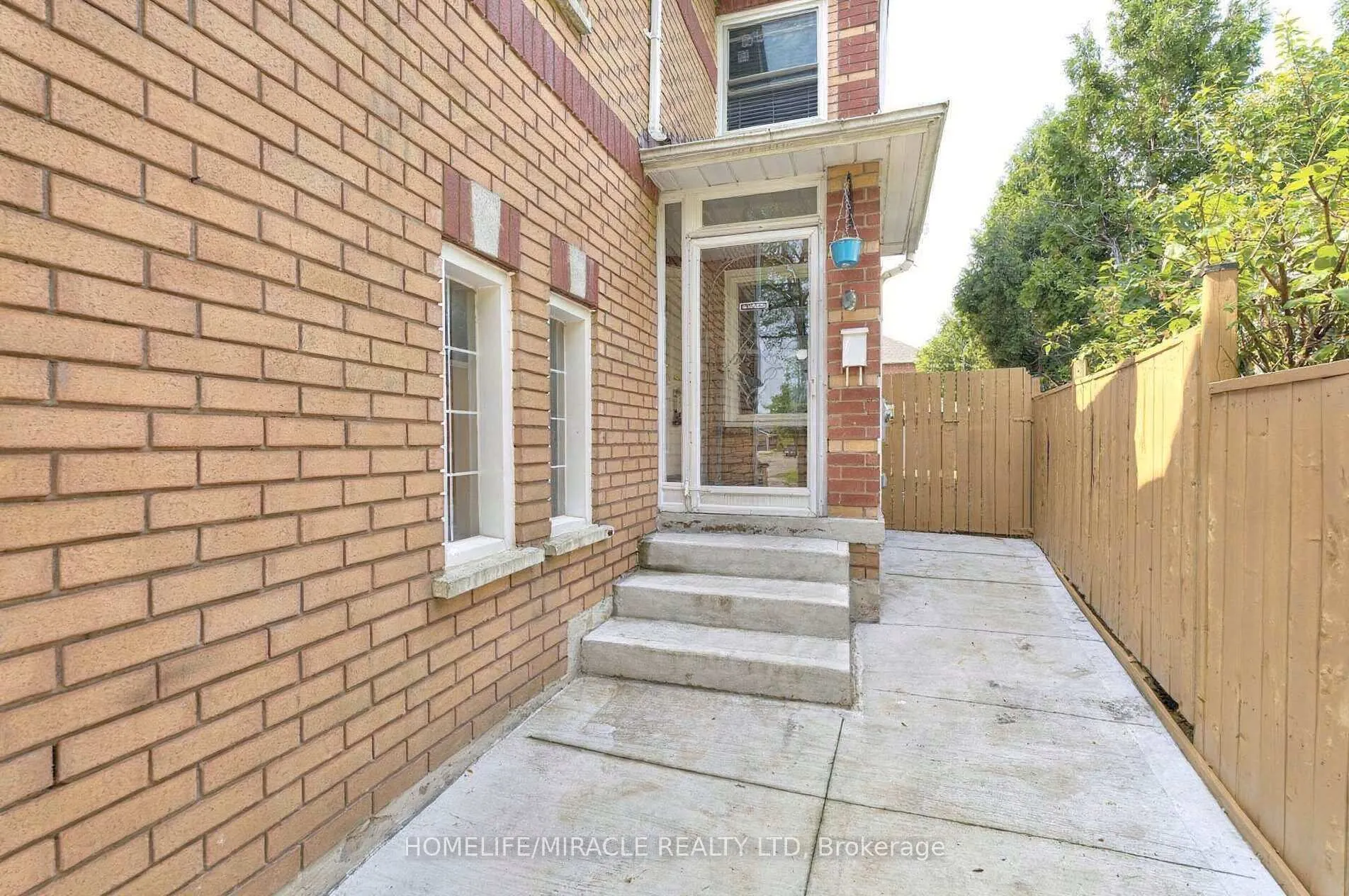 Photo 3 of 45 Sunley Crescent, Brampton, Fletcher's West — HOMEH