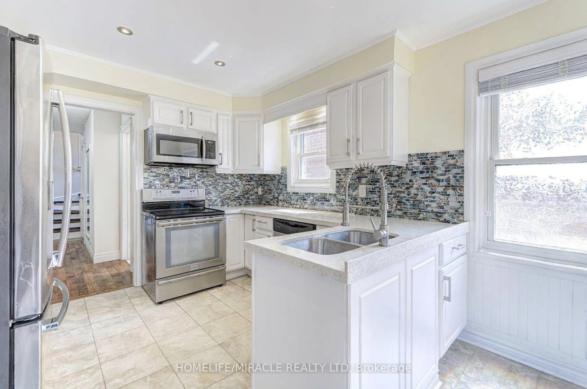 Photo 4 of 45 Sunley Crescent, Brampton, Fletcher's West — HOMEH