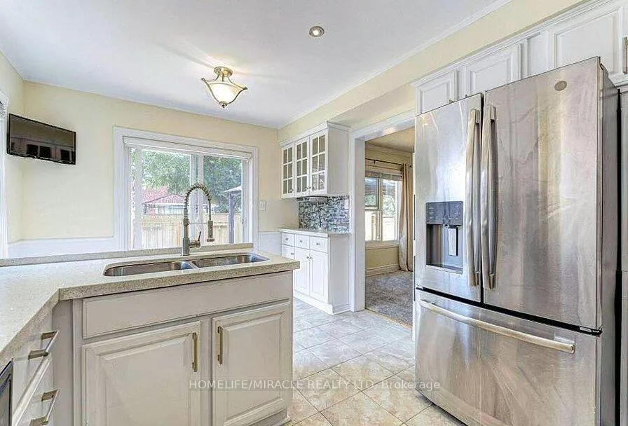 Photo 5 of 45 Sunley Crescent, Brampton, Fletcher's West — HOMEH