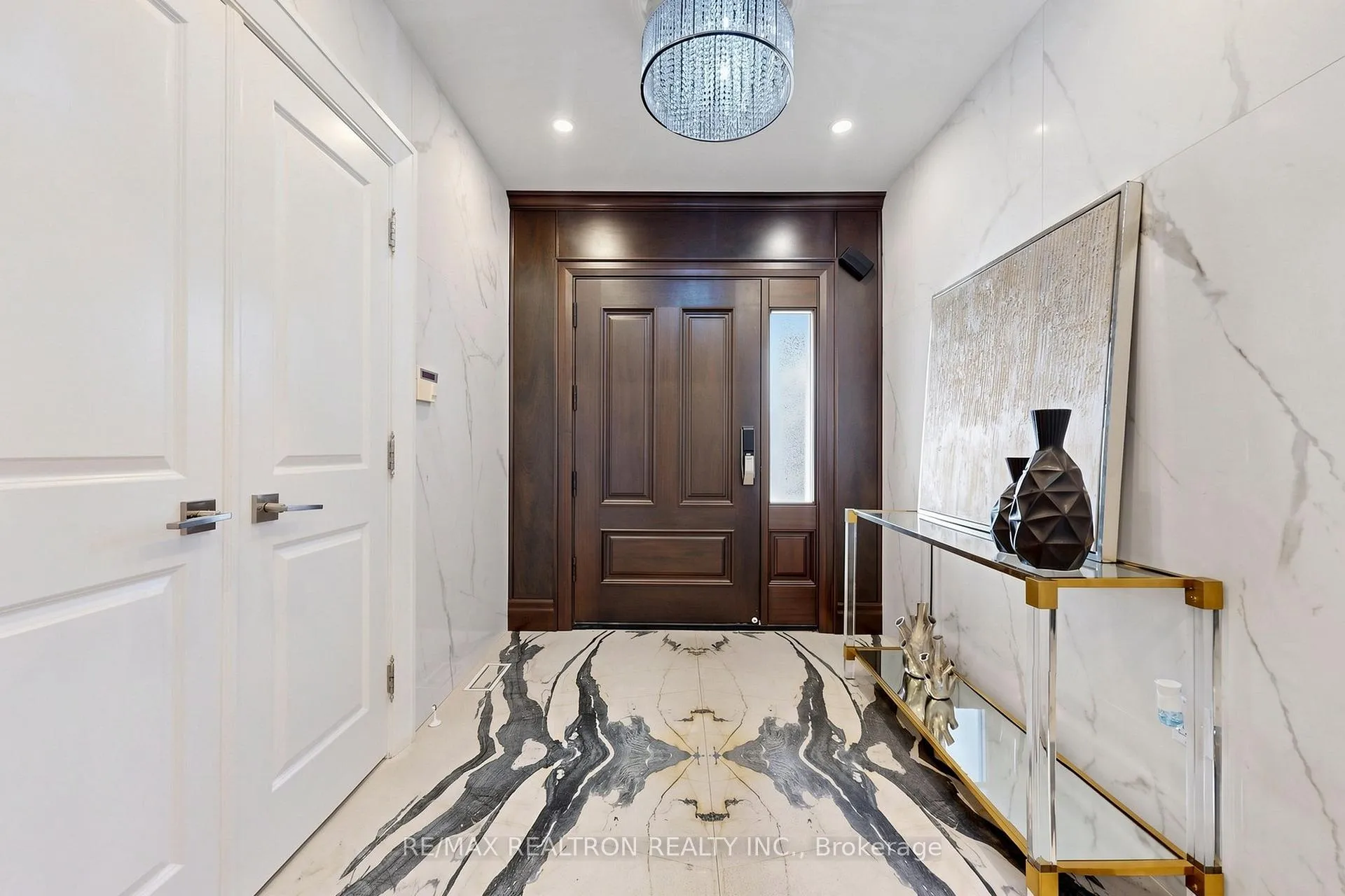 Photo 4 of 24 Drummond Drive, Vaughan, Maple — HOMEH