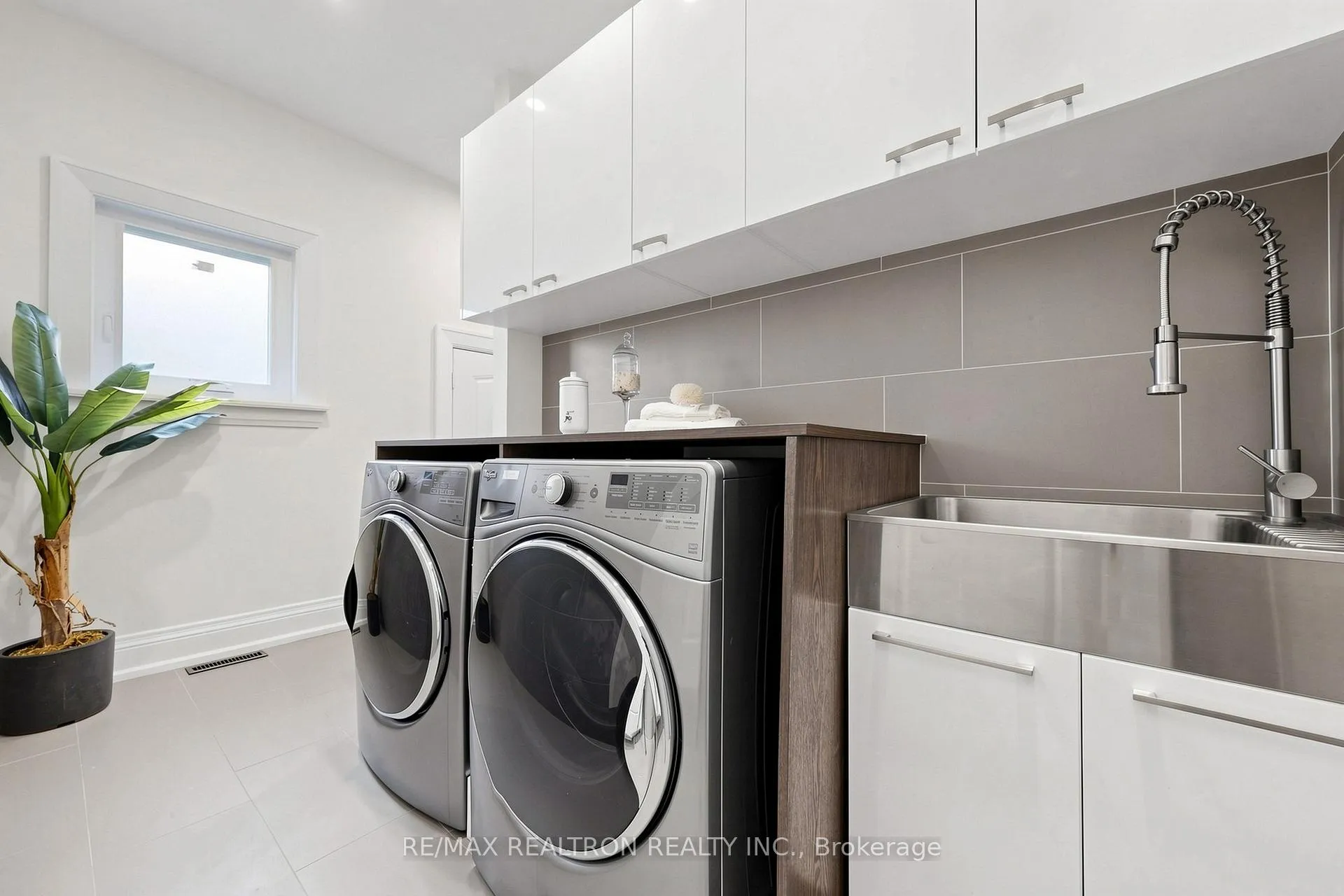 Photo 20 of 24 Drummond Drive, Vaughan, Maple — HOMEH