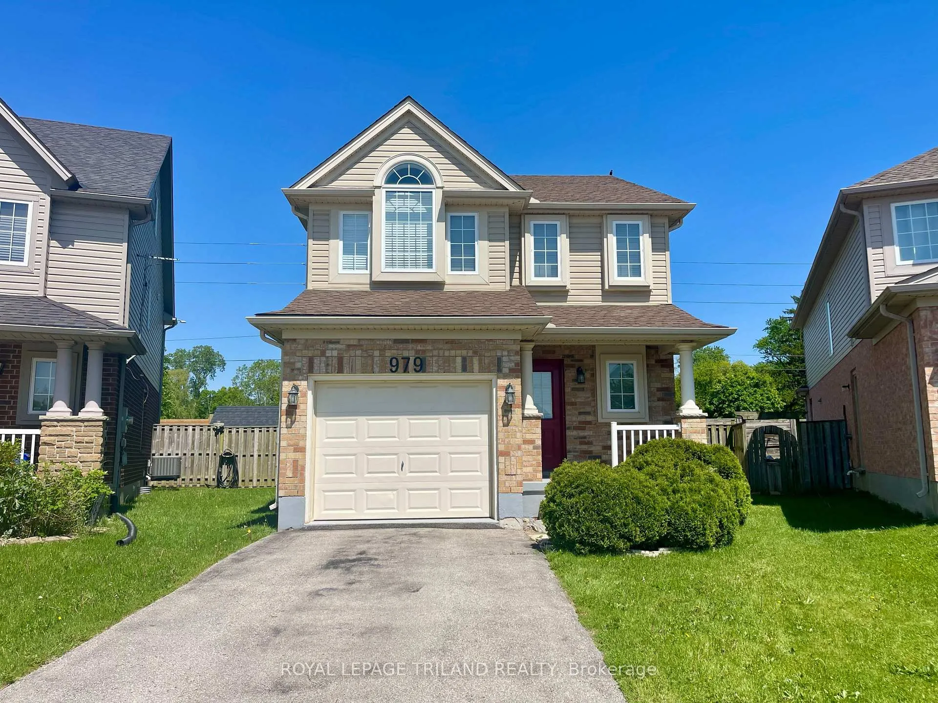 Front of 979 Crosscreek Court