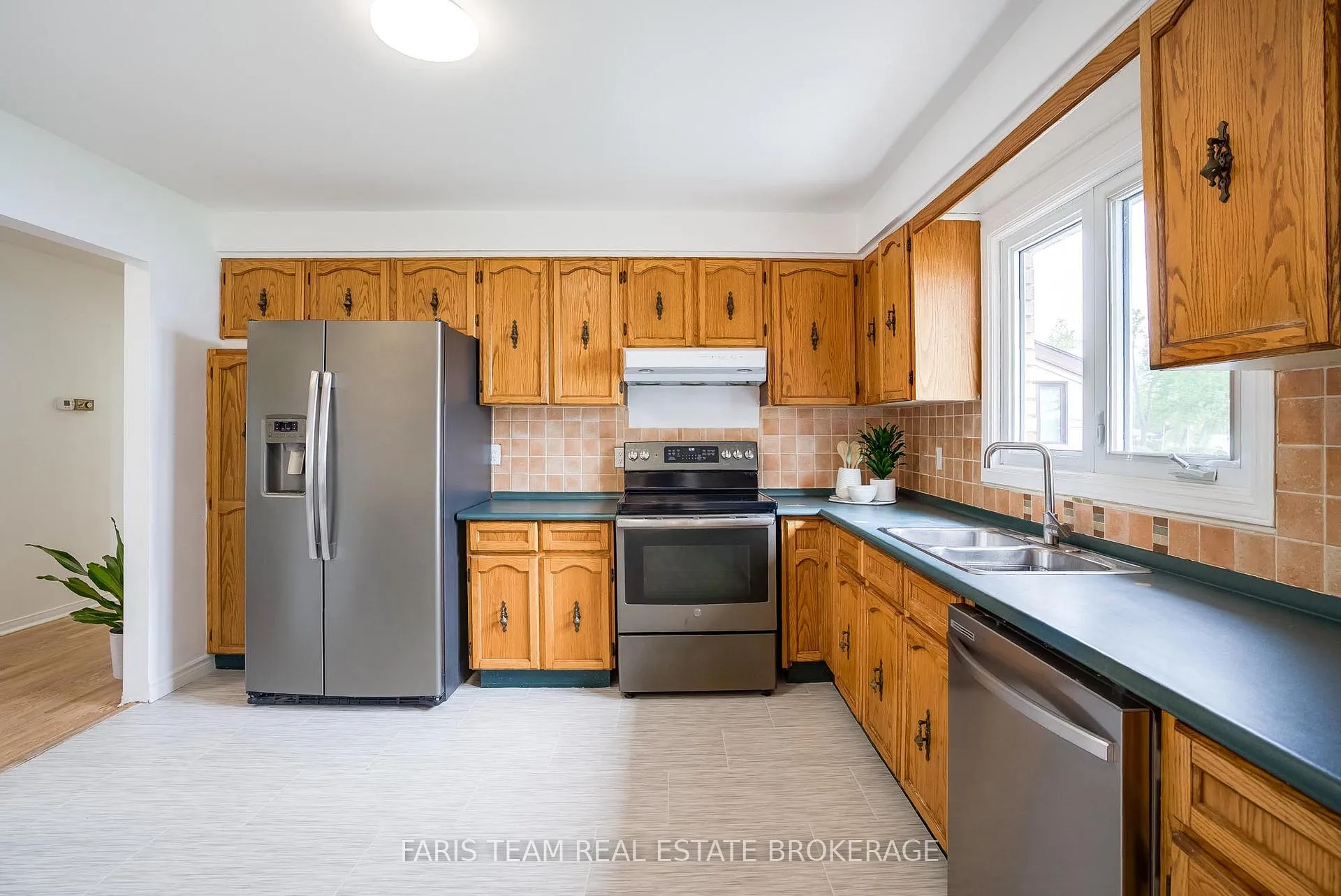 Photo 4 of 643 Glen Crescent, Orillia — HOMEH