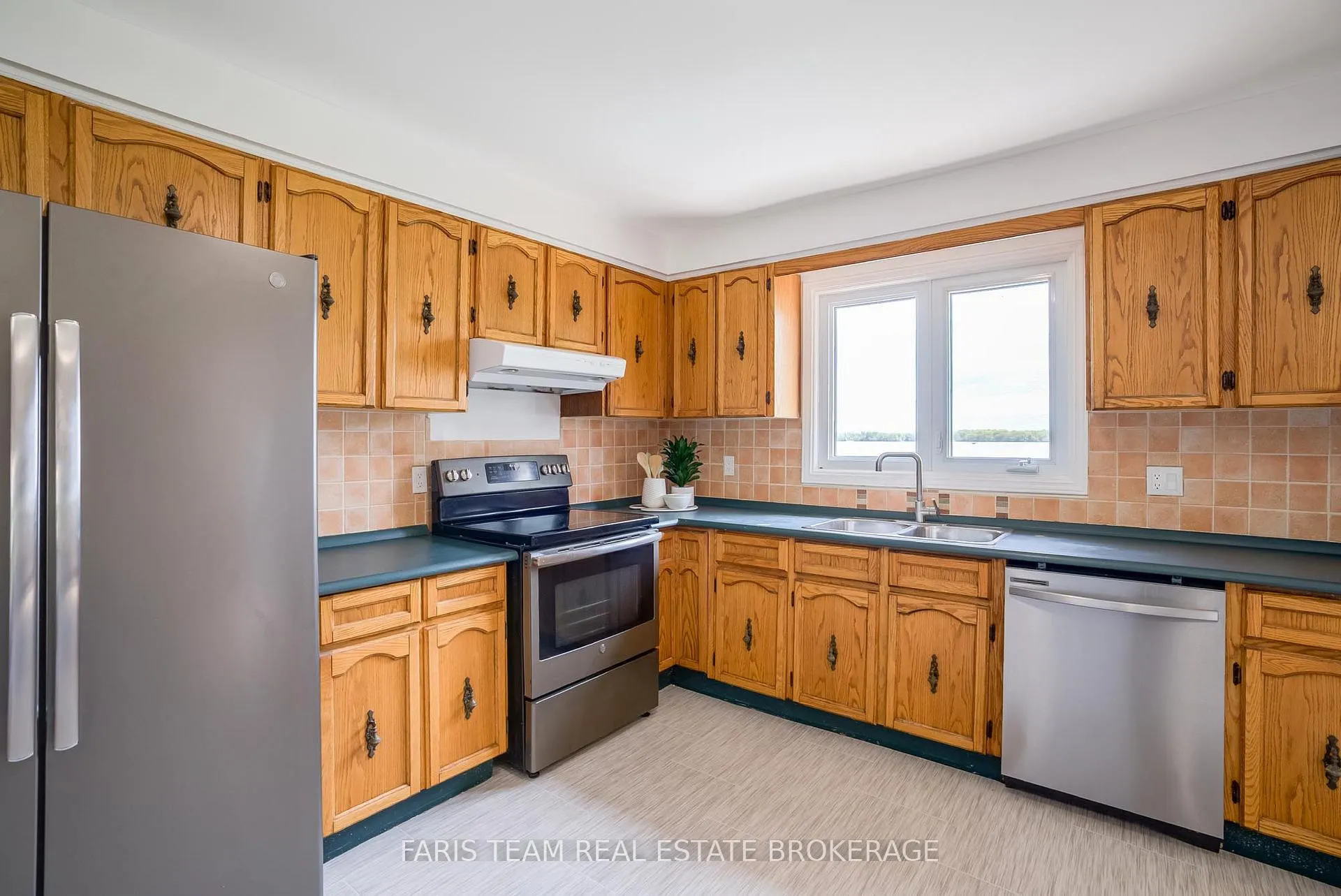 Photo 5 of 643 Glen Crescent, Orillia — HOMEH