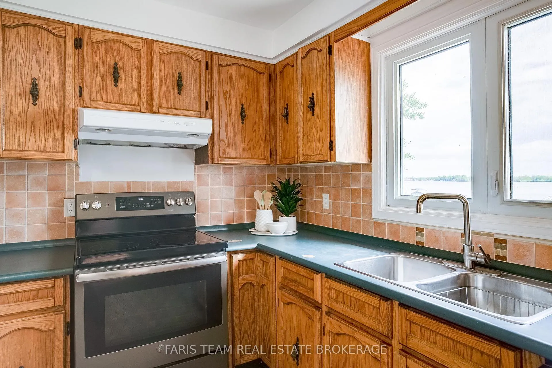 Photo 6 of 643 Glen Crescent, Orillia — HOMEH