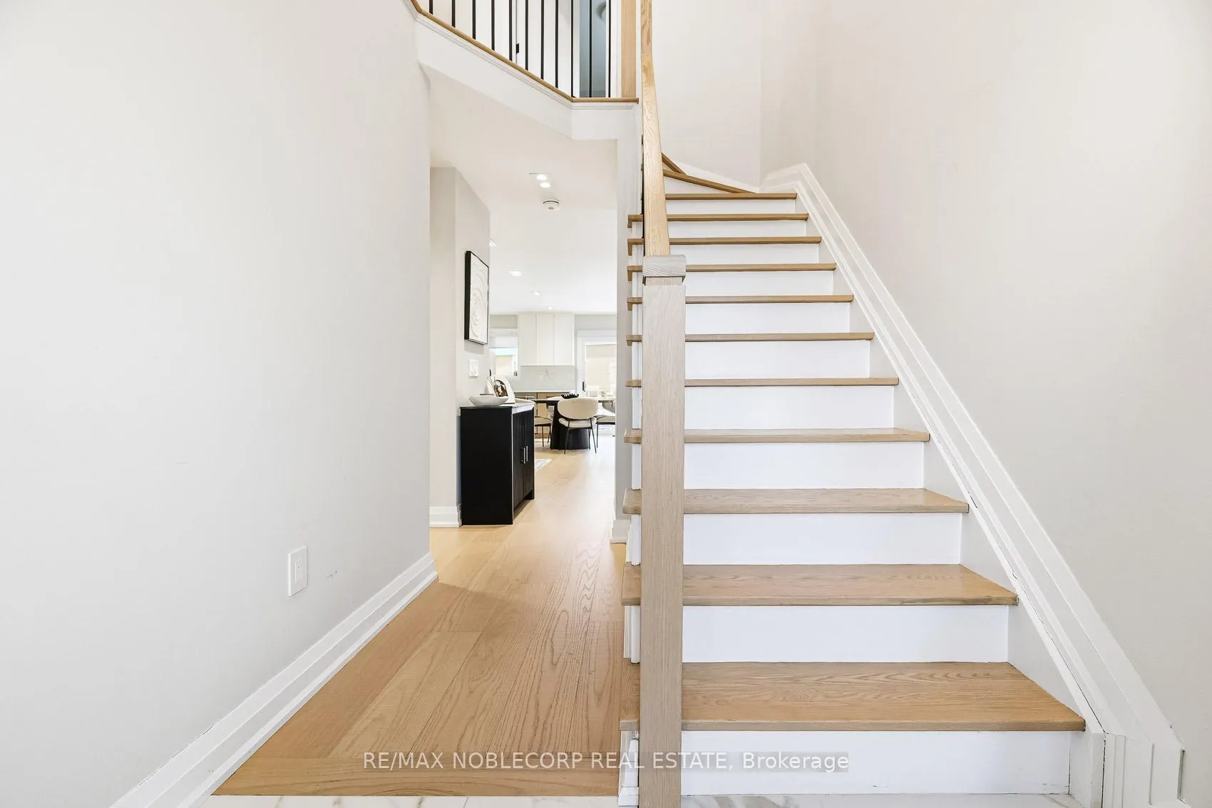 Photo 3 of 17 Senator Way, Caledon, Bolton North — HOMEH