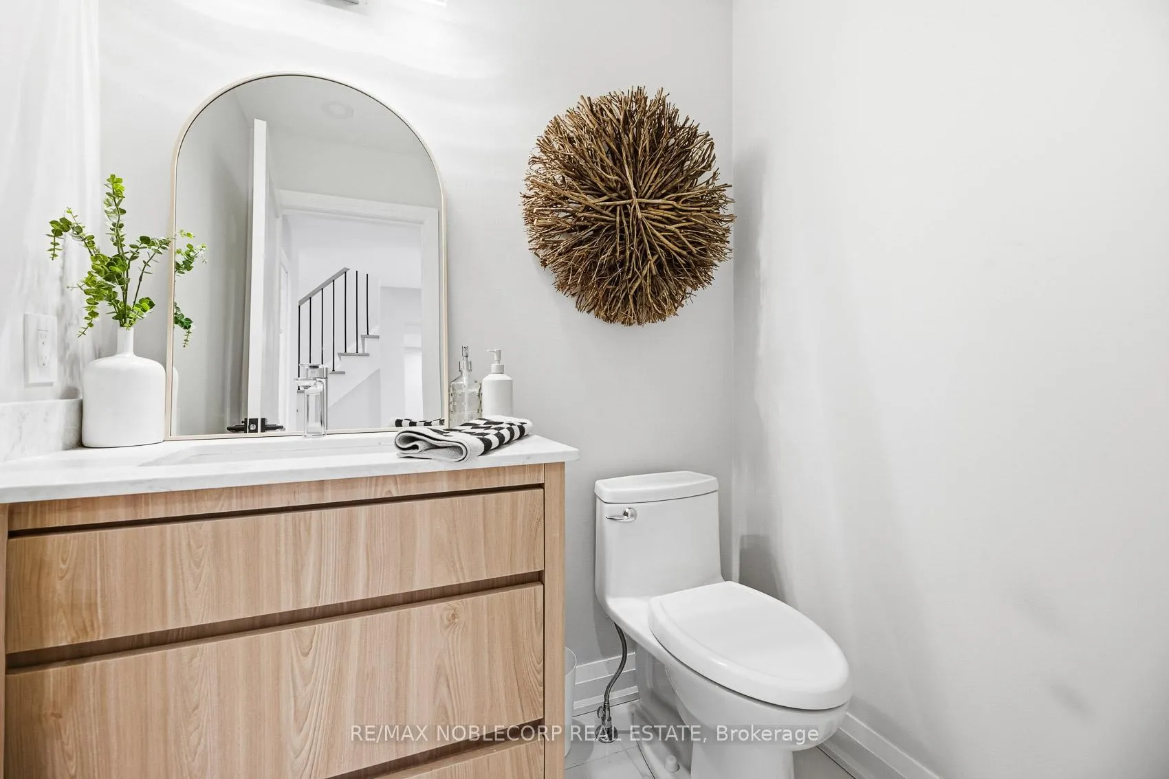Photo 5 of 17 Senator Way, Caledon, Bolton North — HOMEH
