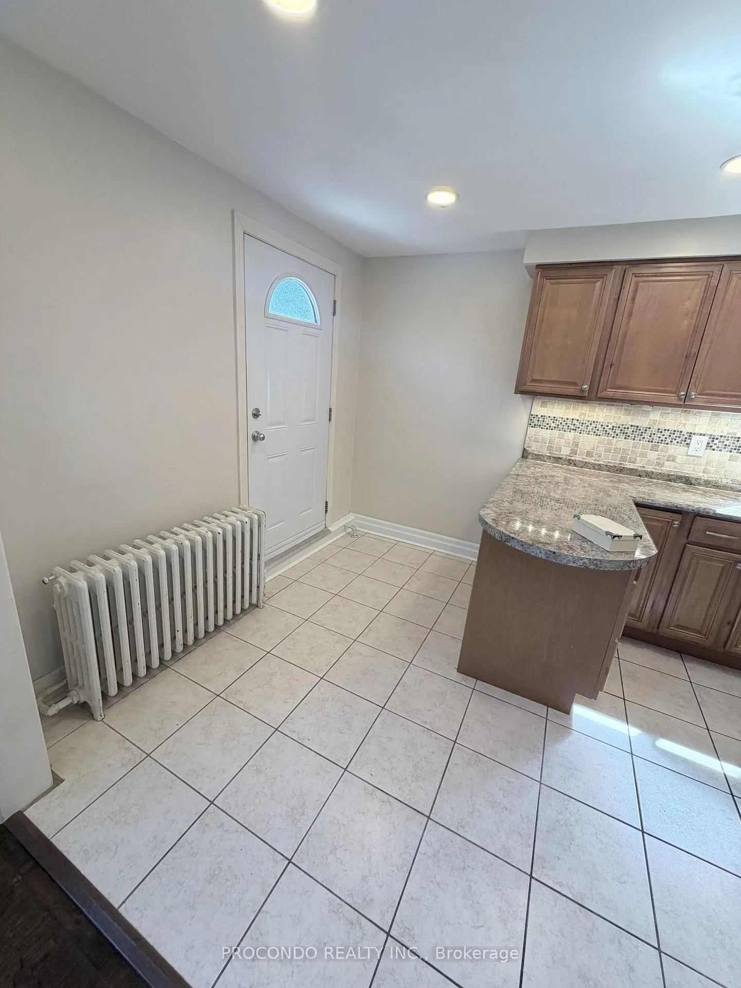 Photo 2 of Unit Upper Unit 1, 287 Lakeshore Road E, Mississauga, Port Credit — HOMEH