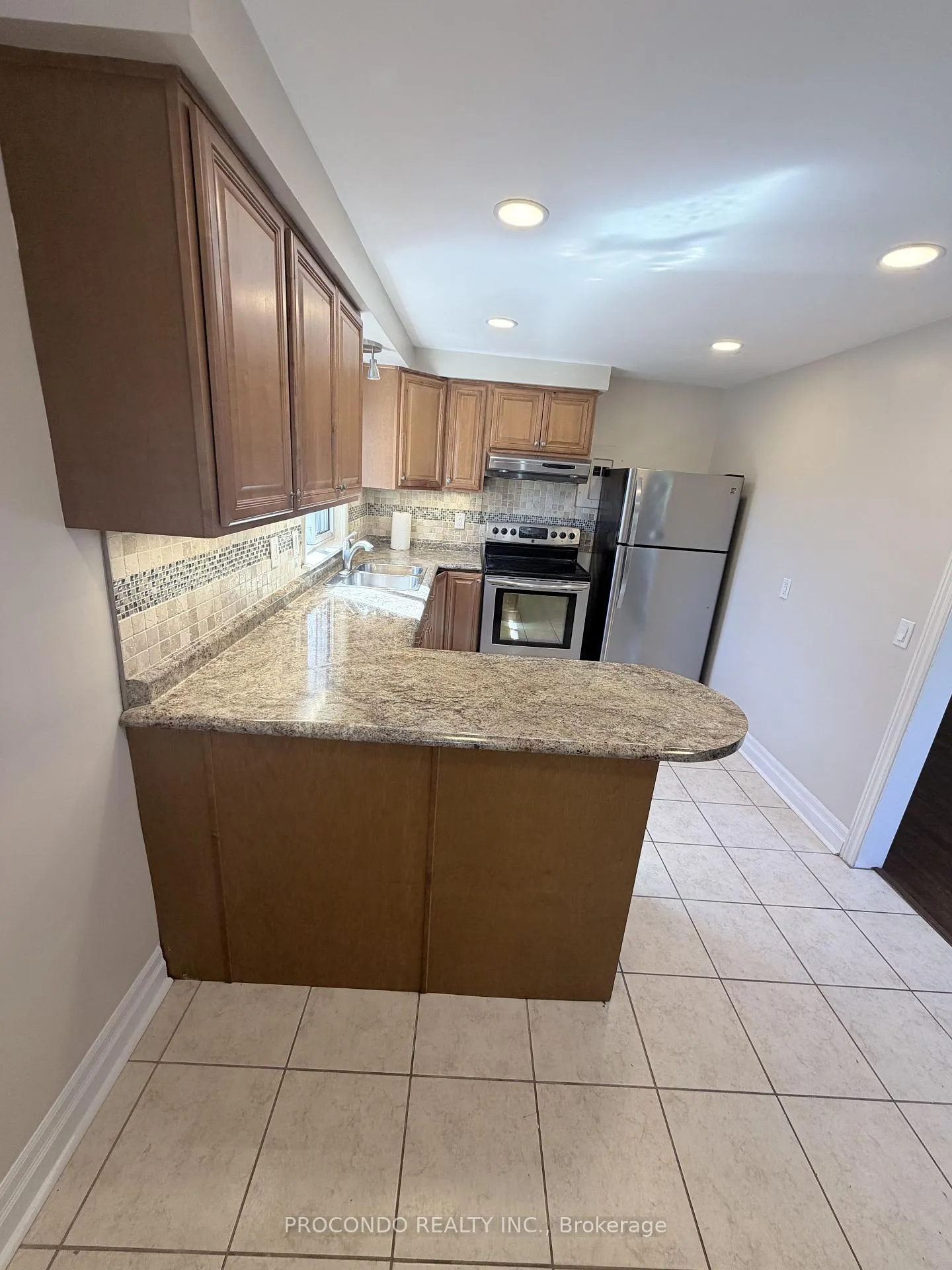 Photo 3 of Unit Upper Unit 1, 287 Lakeshore Road E, Mississauga, Port Credit — HOMEH