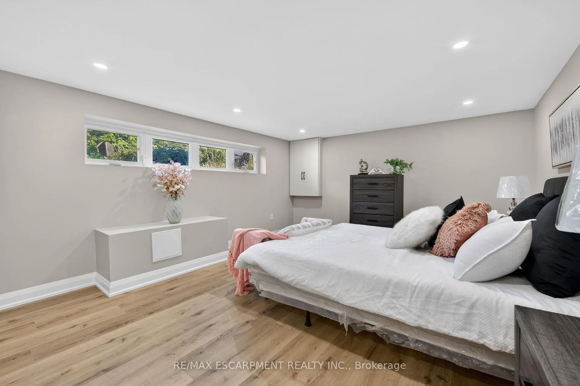 Photo 39 of 83 Riverdale Drive, Hamilton, Riverdale — HOMEH