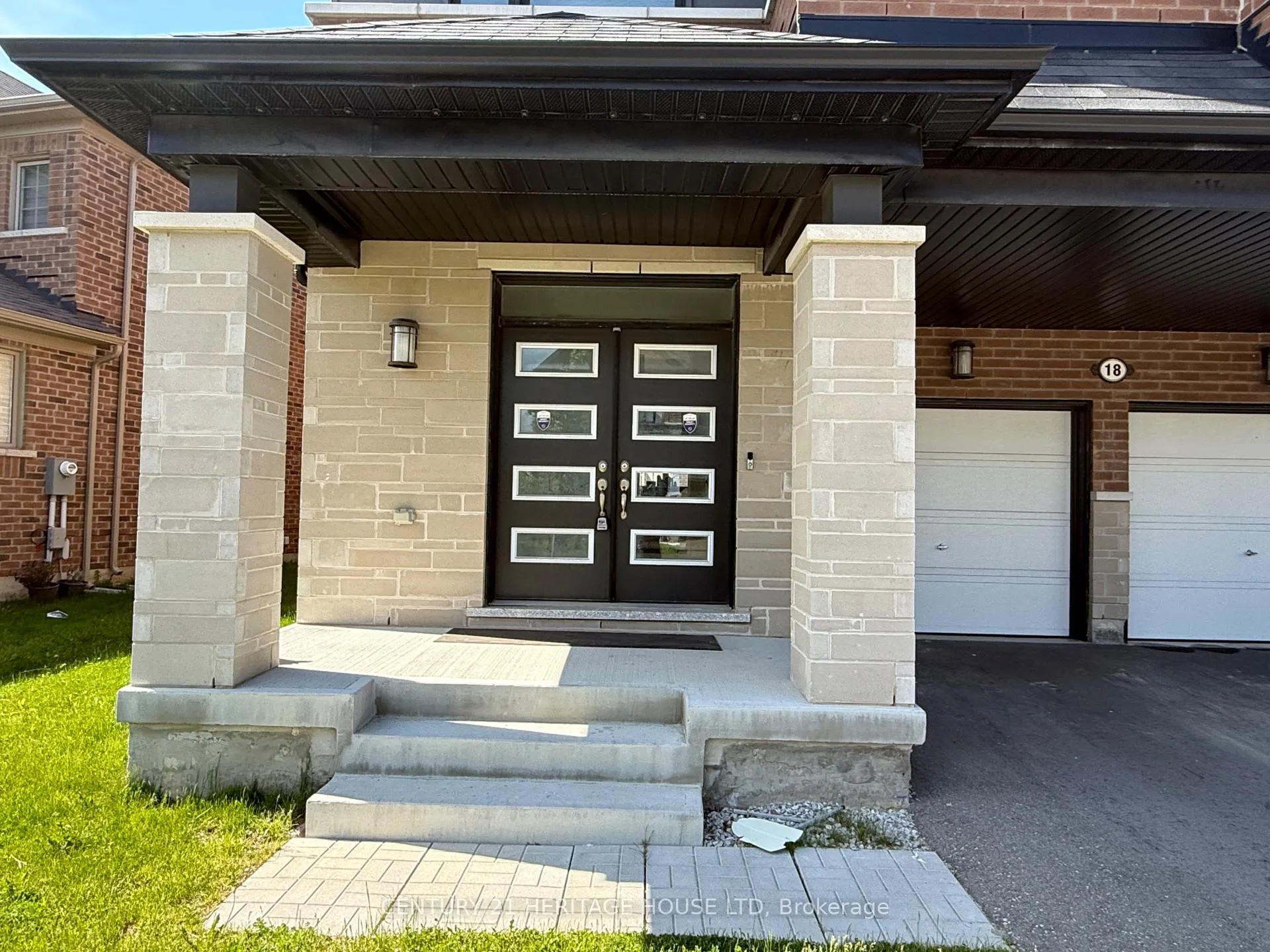 Photo 3 of 18 Dolucci Crescent E, Brampton, Northwest Brampton — HOMEH