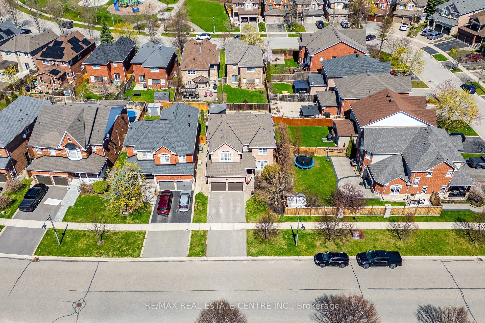Photo 3 of 106 Belmont Boulevard, Halton Hills, Georgetown — HOMEH