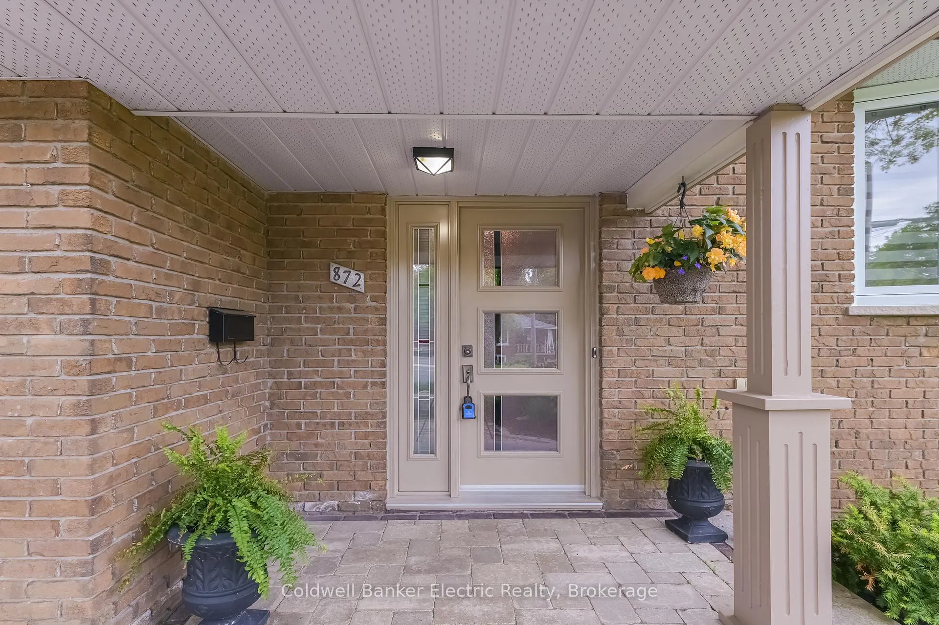 Photo 3 of 872 Cumberland Avenue, Peterborough, Northcrest Ward 5 — HOMEH