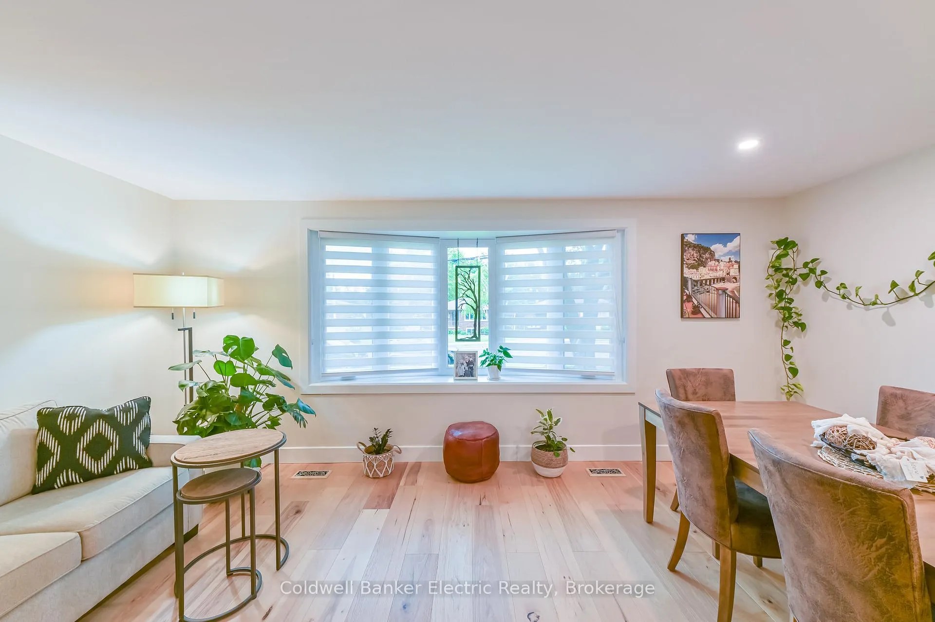 Photo 4 of 872 Cumberland Avenue, Peterborough, Northcrest Ward 5 — HOMEH