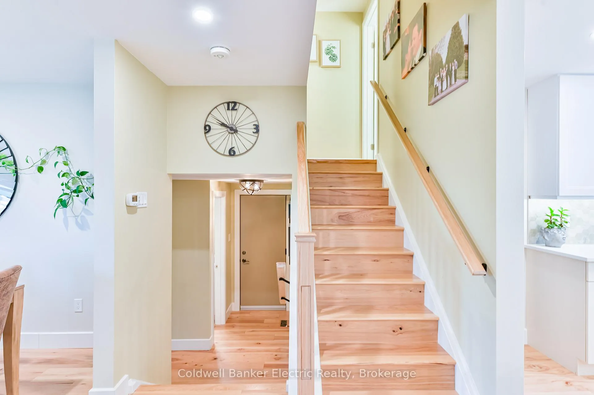 Photo 9 of 872 Cumberland Avenue, Peterborough, Northcrest Ward 5 — HOMEH
