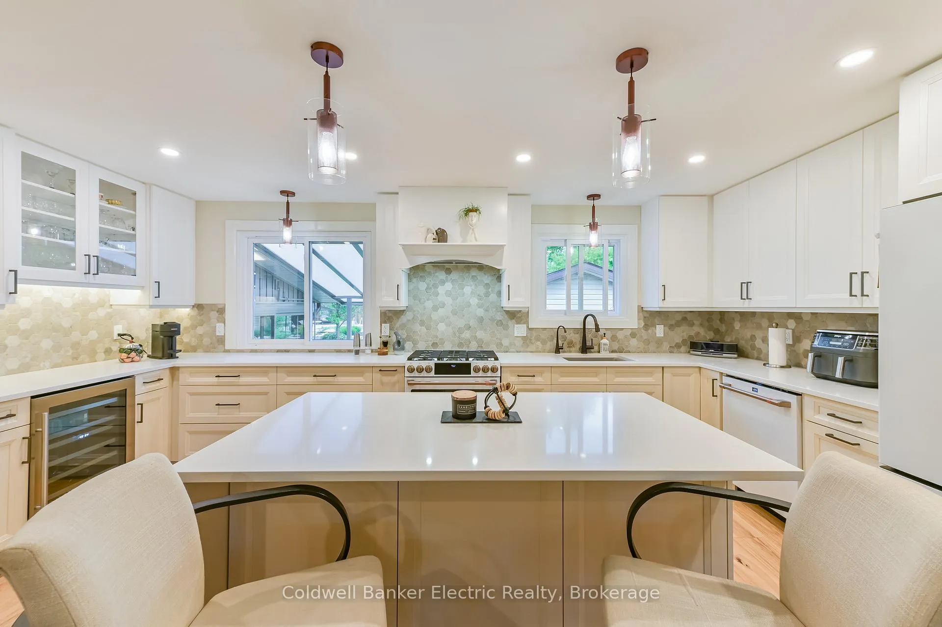Photo 10 of 872 Cumberland Avenue, Peterborough, Northcrest Ward 5 — HOMEH