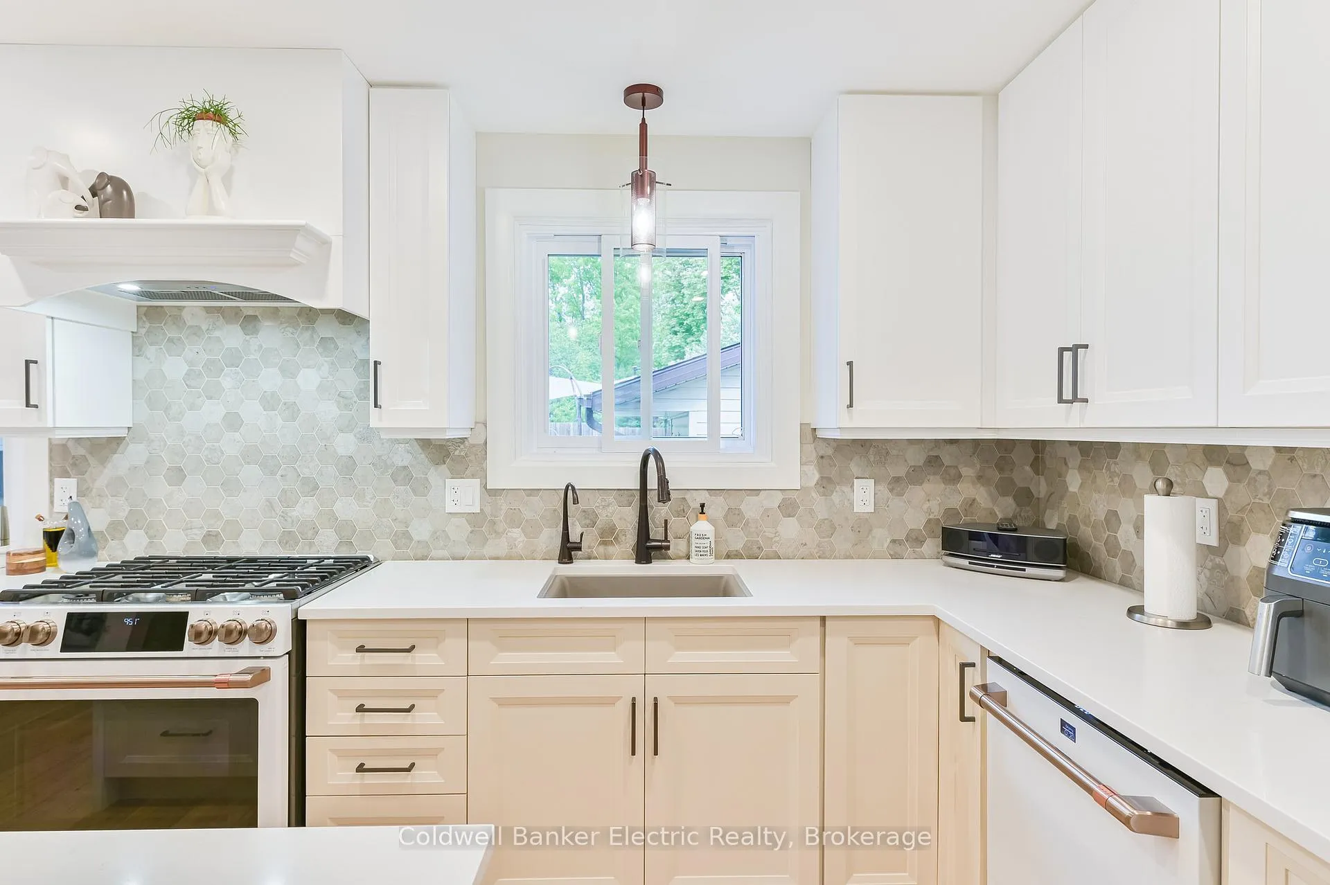 Photo 11 of 872 Cumberland Avenue, Peterborough, Northcrest Ward 5 — HOMEH