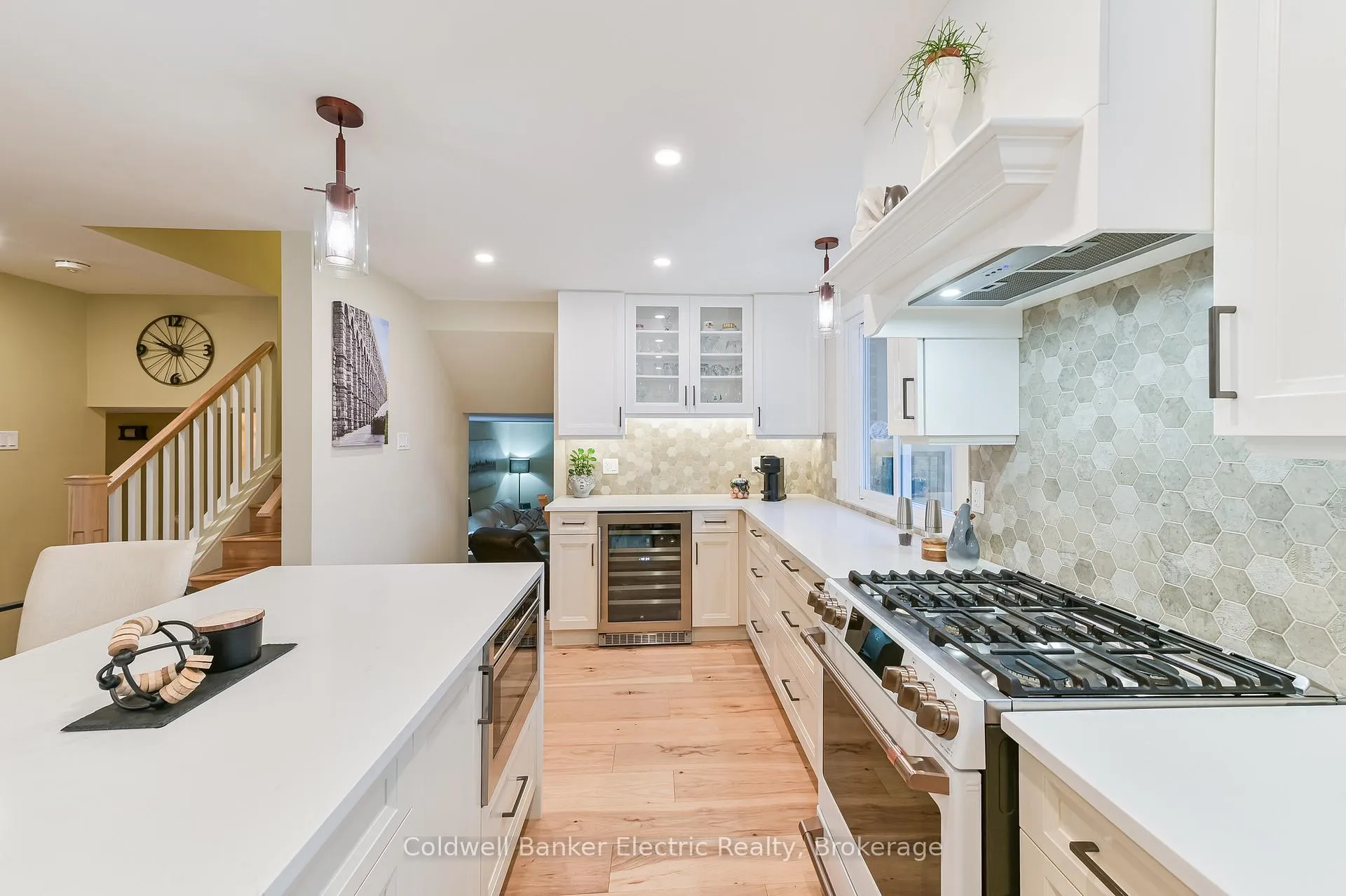 Photo 12 of 872 Cumberland Avenue, Peterborough, Northcrest Ward 5 — HOMEH