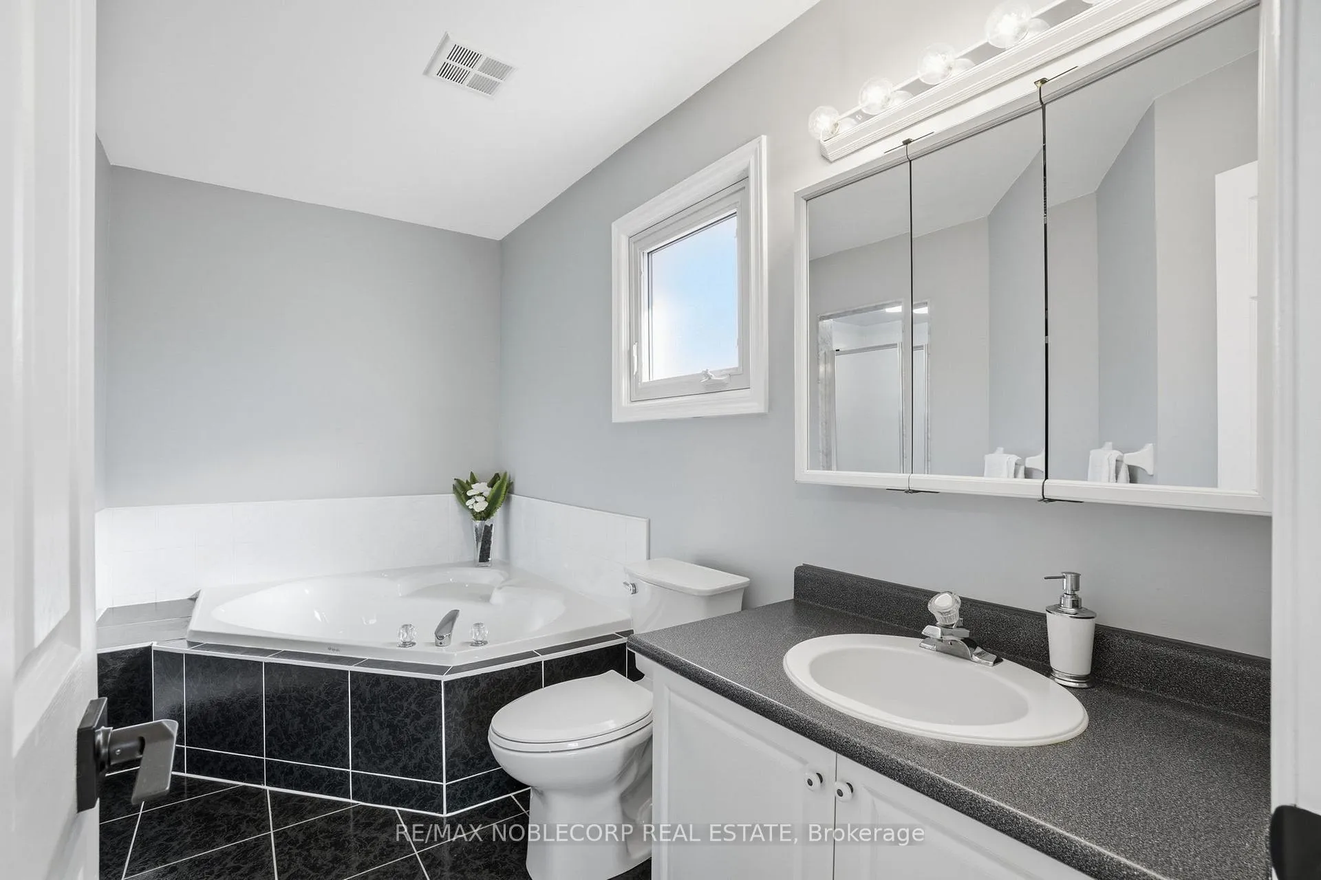 Photo 26 of 13 Harvestview Avenue, Caledon, Bolton East — HOMEH